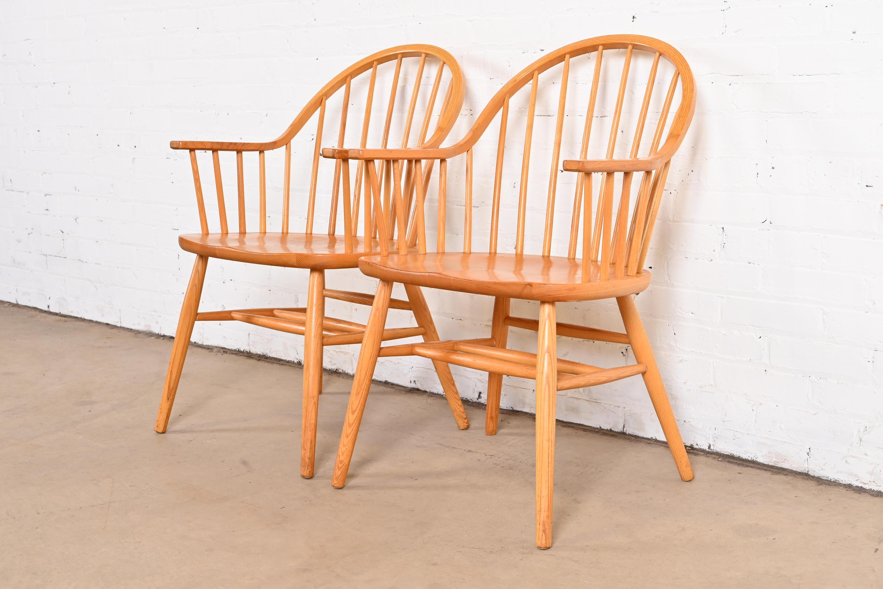 A gorgeous and iconic pair of American Windsor style solid oak dining armchairs

By Claud Bunyard for Nichols & Stone

USA, Circa 1980s

Measures: 22