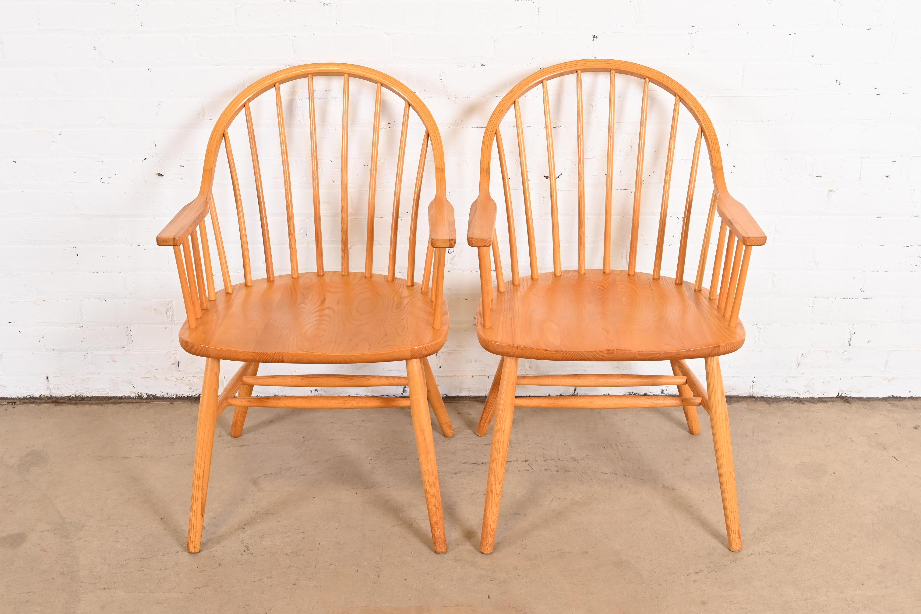 Claud Bunyard for Nichols & Stone American Windsor Oak Armchairs, Pair In Good Condition In South Bend, IN