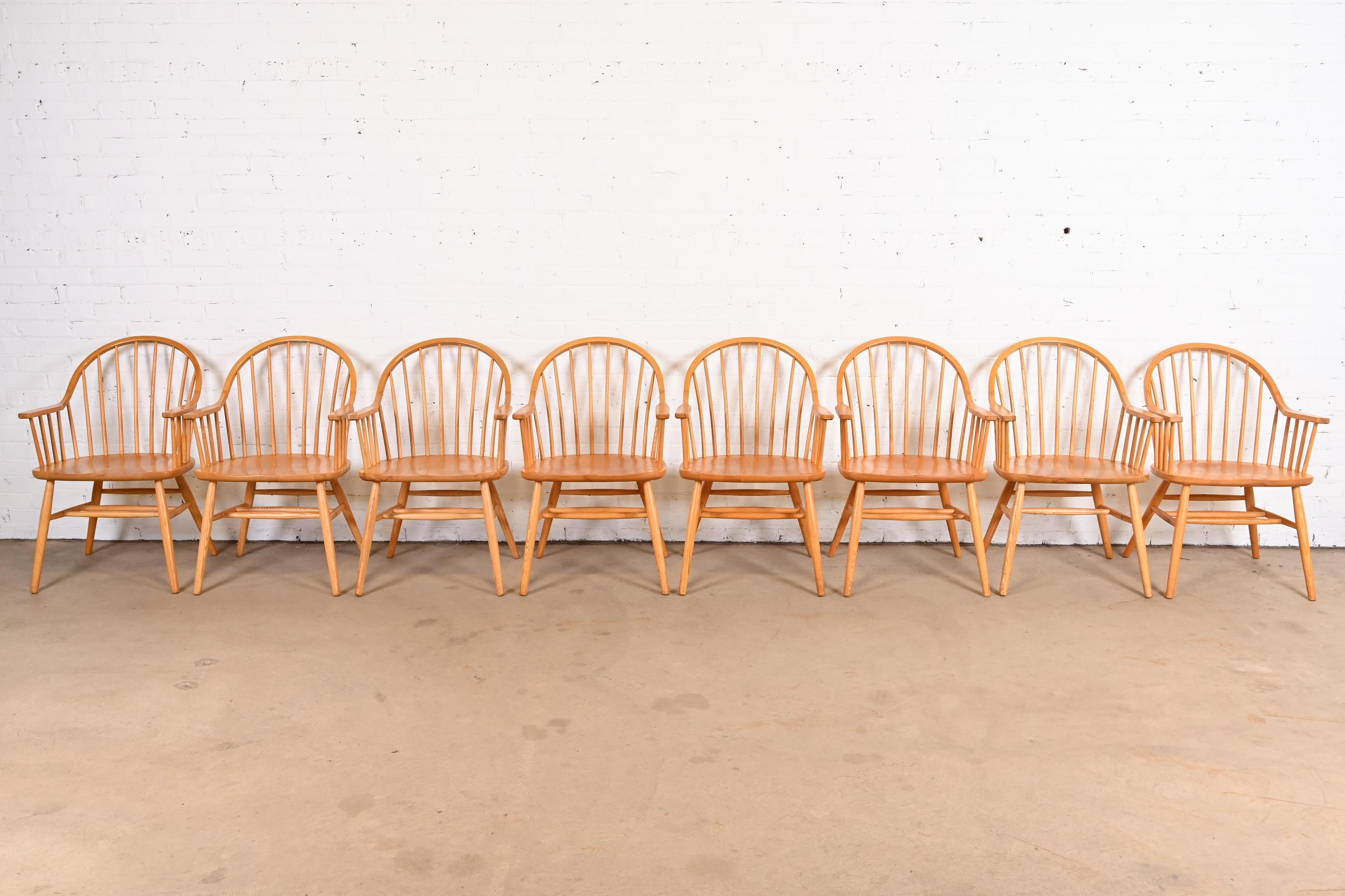 A gorgeous and iconic set of eight American Windsor style solid oak dining armchairs

By Claud Bunyard for Nichols & Stone

USA, Mid-20th Century

Measures: 22