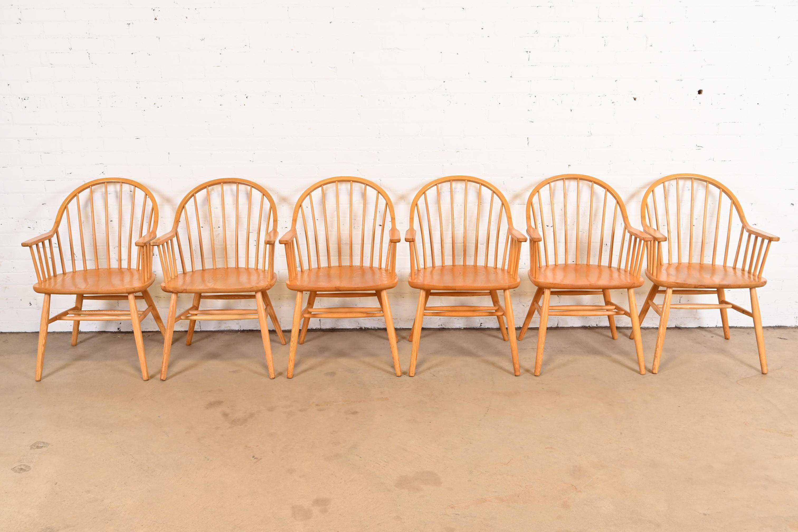 Magnifique ensemble de six fauteuils de salle à manger en chêne massif de style Windsor américain.

Par Claude Bunyard pour Nichols & Stone

États-Unis, vers les années 1980

Dimensions : 22 