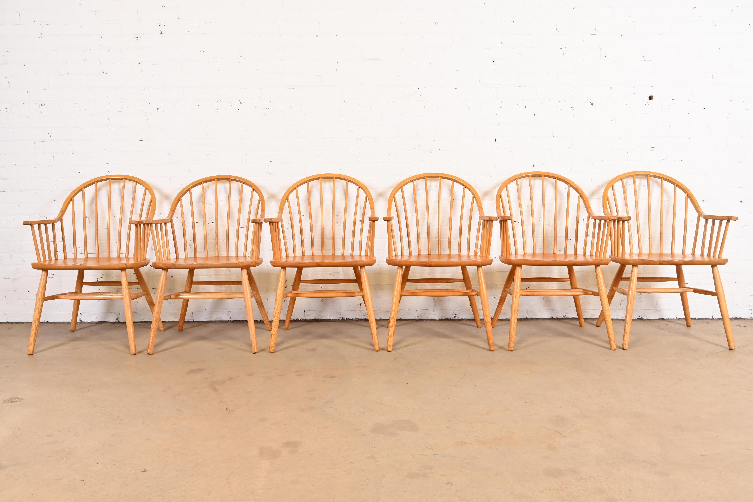 Classique américain Six fauteuils de salle à manger en chêne Windsor américain de Claud Bunyard pour Nichols & Stone en vente