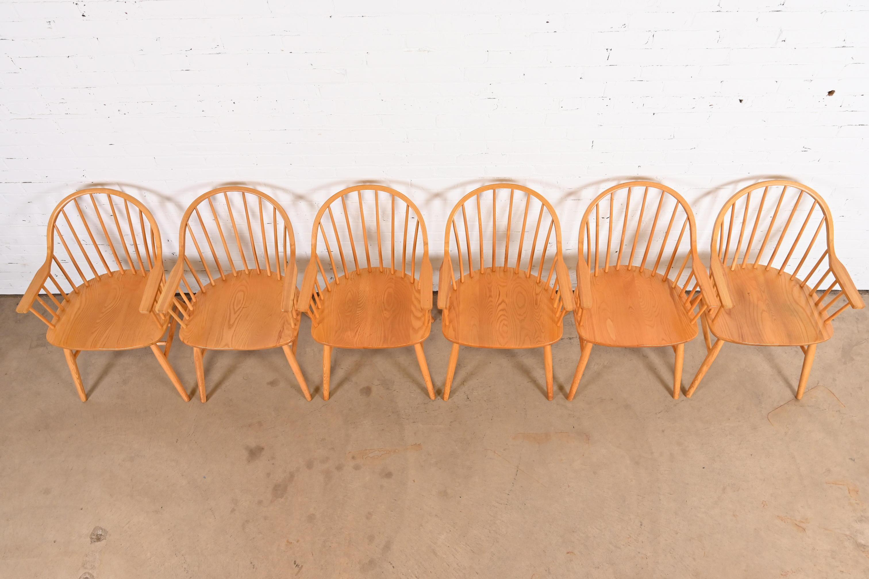 Six fauteuils de salle à manger en chêne Windsor américain de Claud Bunyard pour Nichols & Stone en vente 1