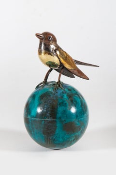 Oiseau sur la boule