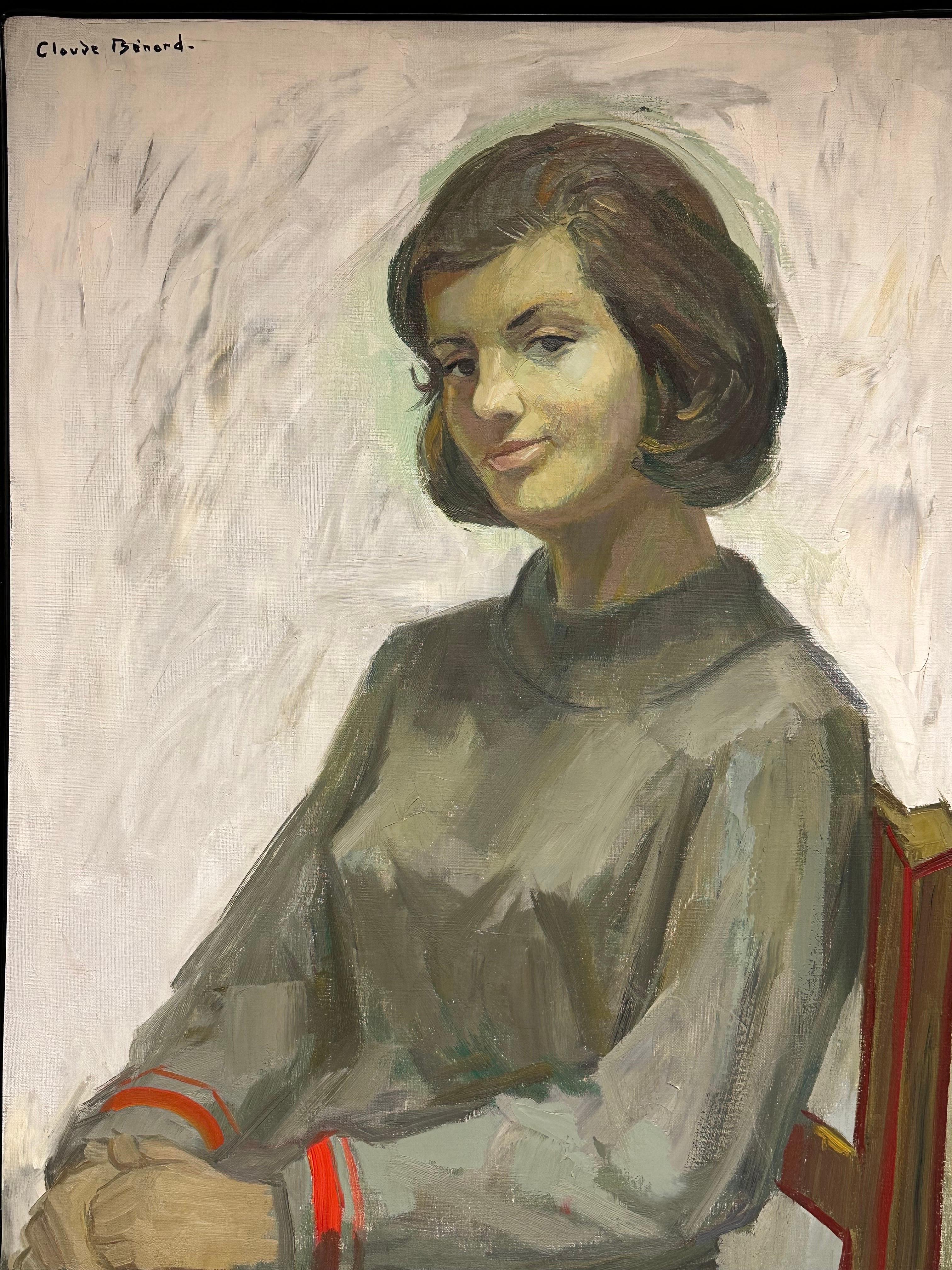 Figurative Painting Claude Benard - Grande peinture à l'huile française du 20e siècle représentant une femme en robe grise, signée