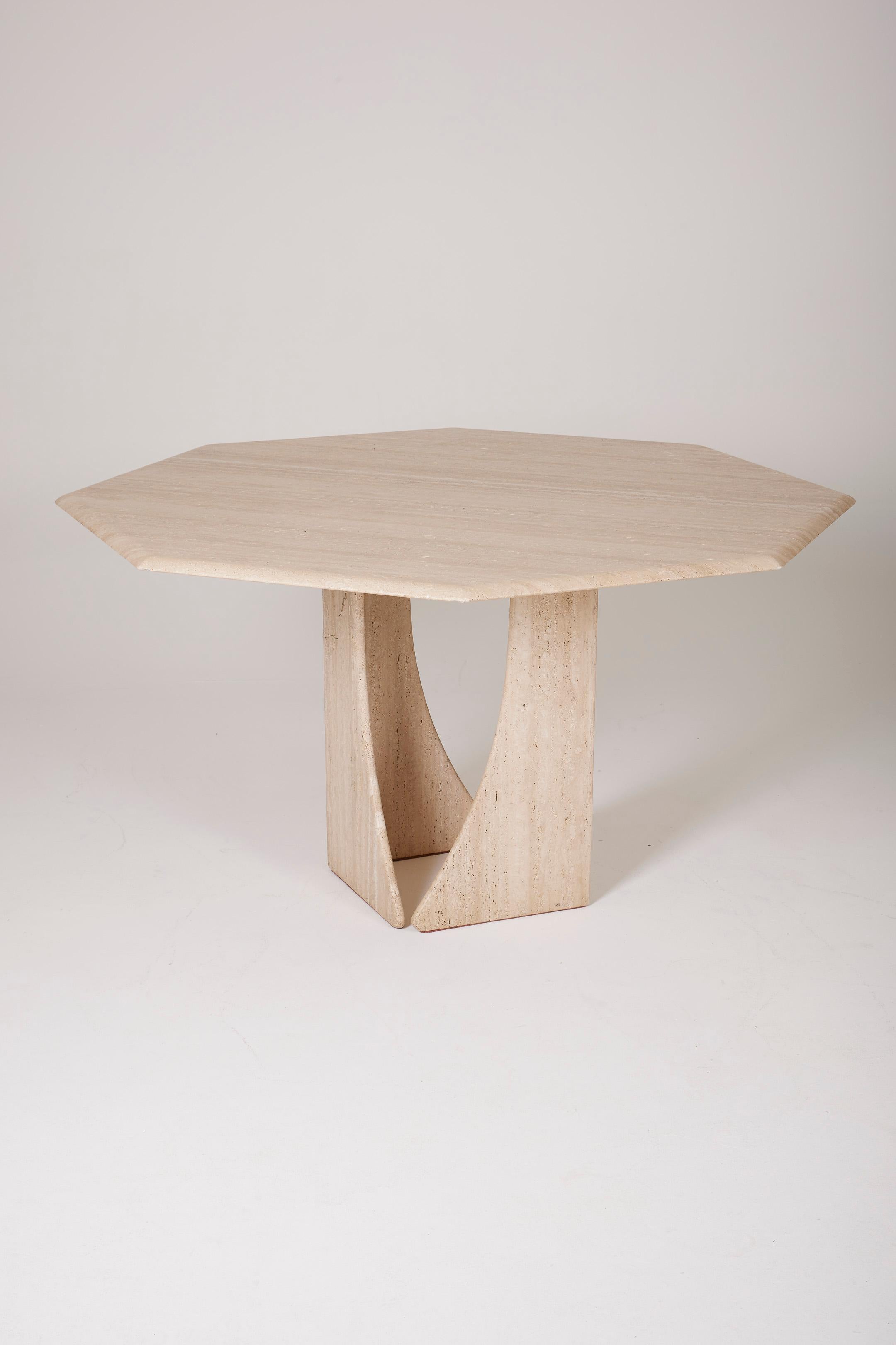 Travertine dining table by Claude Berraldacci from the 1990s. The top is in an octagonal shape and rests on its arched base. Good condition.
LP3340