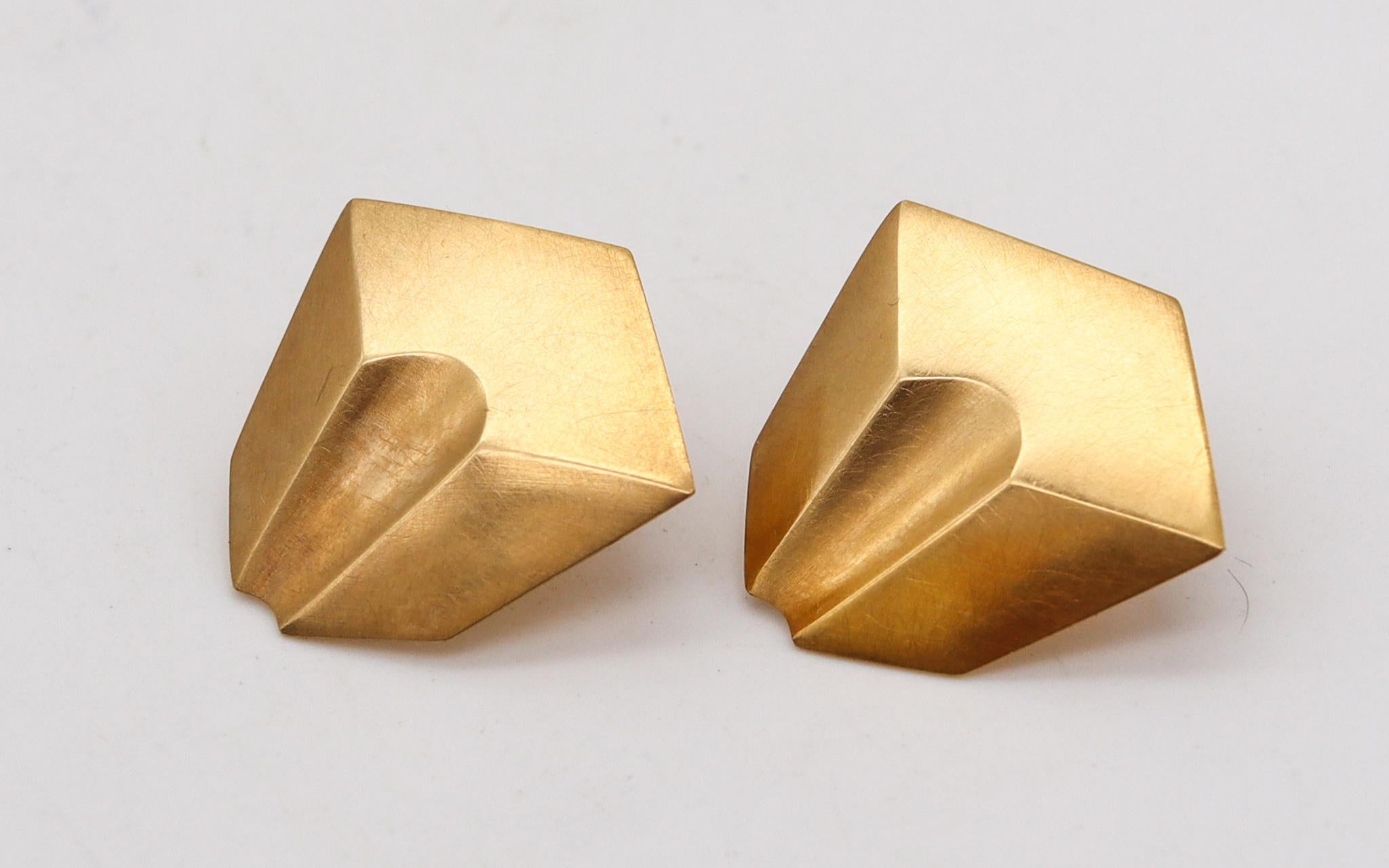 Trompe L'Oeil-Ohrringe von Françoise und Claude Chavent (1947-)

Wunderschöne Vintage-Ohrringe, die von den Künstlern und Goldschmieden Francoise und Claude Chavent in den 1980er Jahren in Montpellier (Frankreich) geschaffen wurden. Dieses