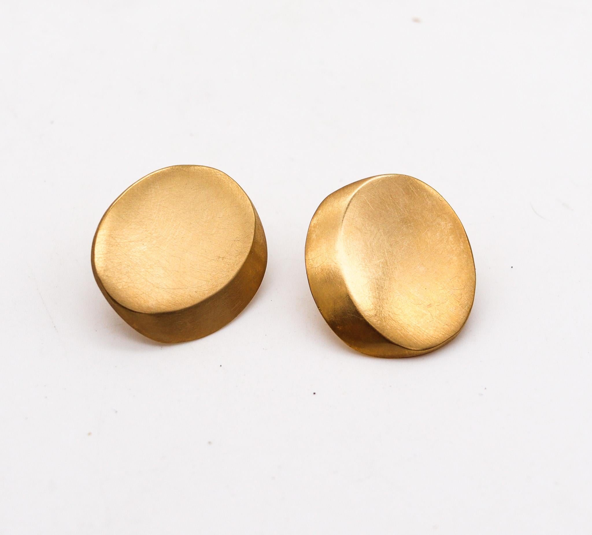 Claude Chavent Paris Geometric Oval Earrings In Sterling With 18Kt Gold Vermeil

Trompe L'oeil earrings by Françoise et Claude Chavent (1947-)

Gorgeous vintage earrings, created in Montpellier France by the artists and goldsmiths Francoise and