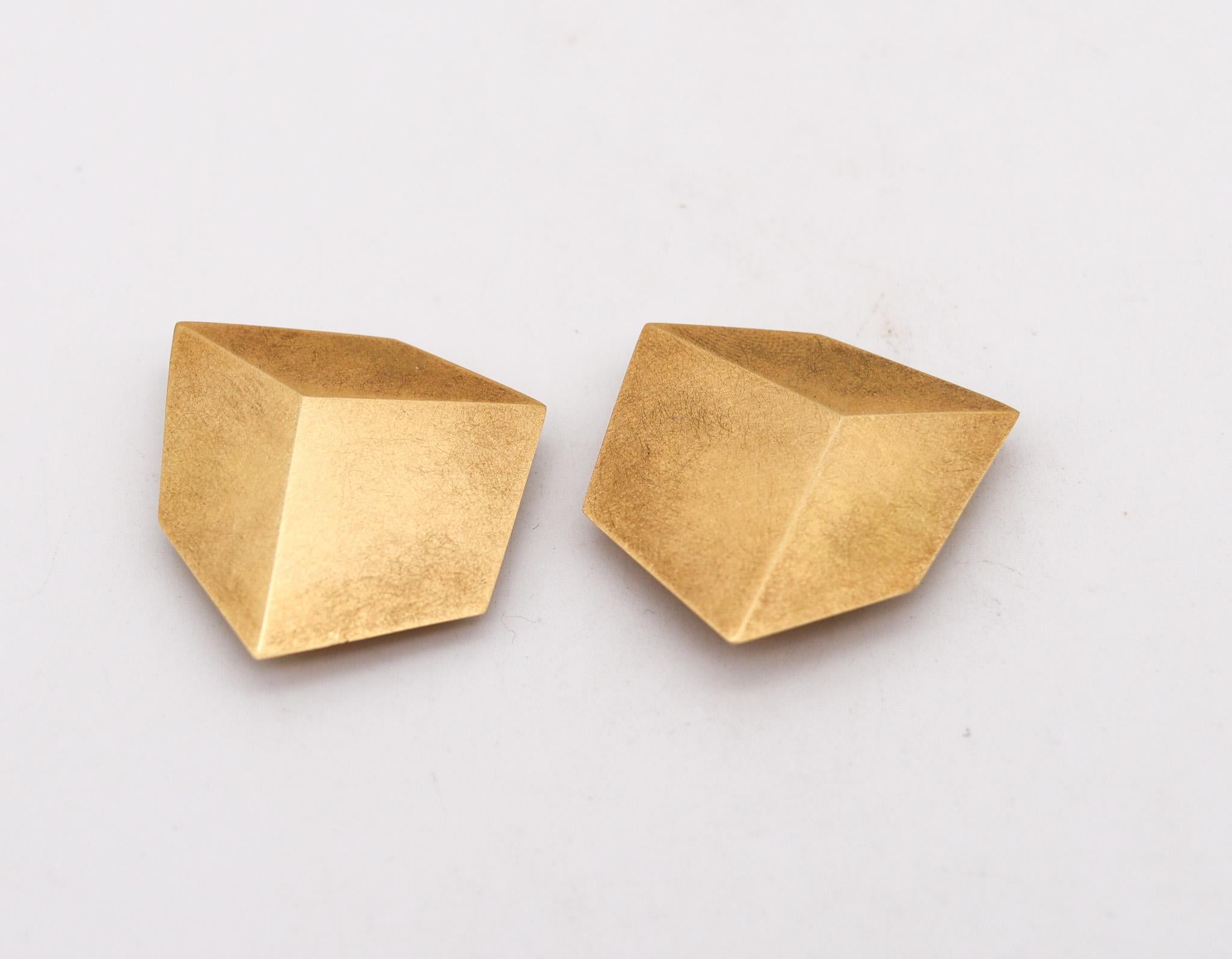 Trompe L'Oeil earrings designed by Francoise et Claude Chavent (1947-)

Fabulous and very rare vintage piece, created in Montpellier France by the artist and goldsmith Francoise and Claude Chavent, back in the 1980. These sculptural clips earrings
