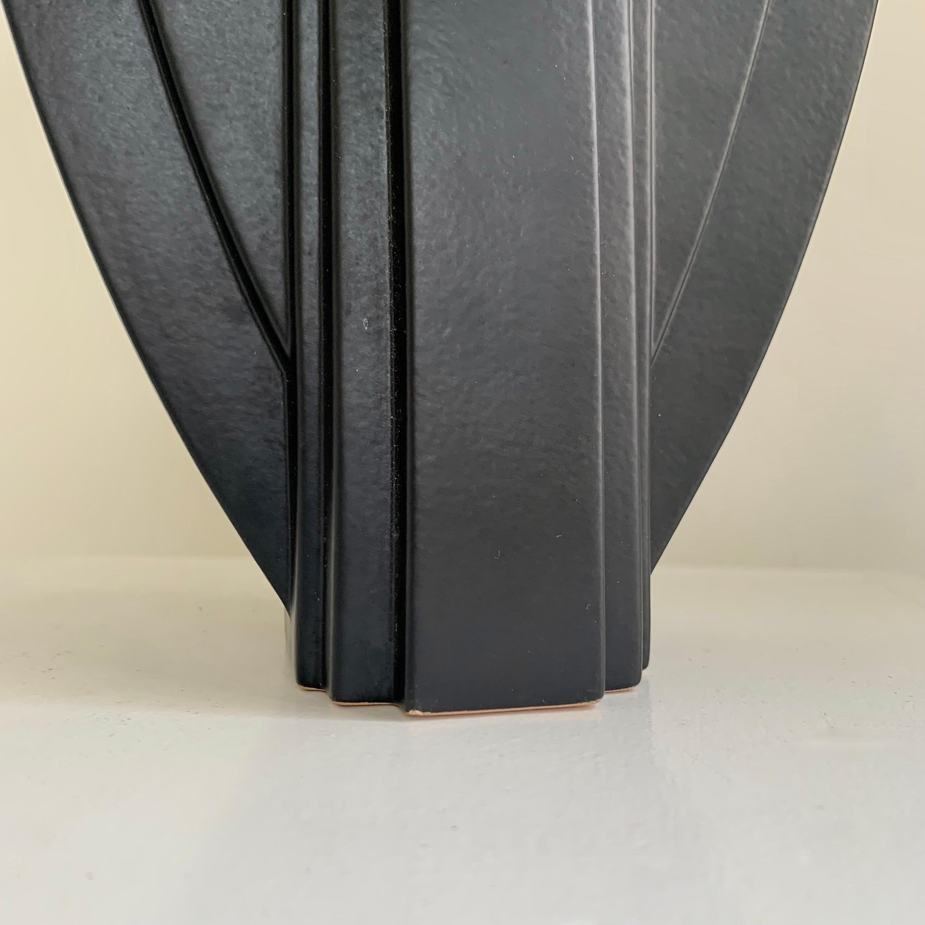 Claude Dumas Postmoderne Wolkenkratzer-Keramikvase, um 1980, Frankreich. im Angebot 1