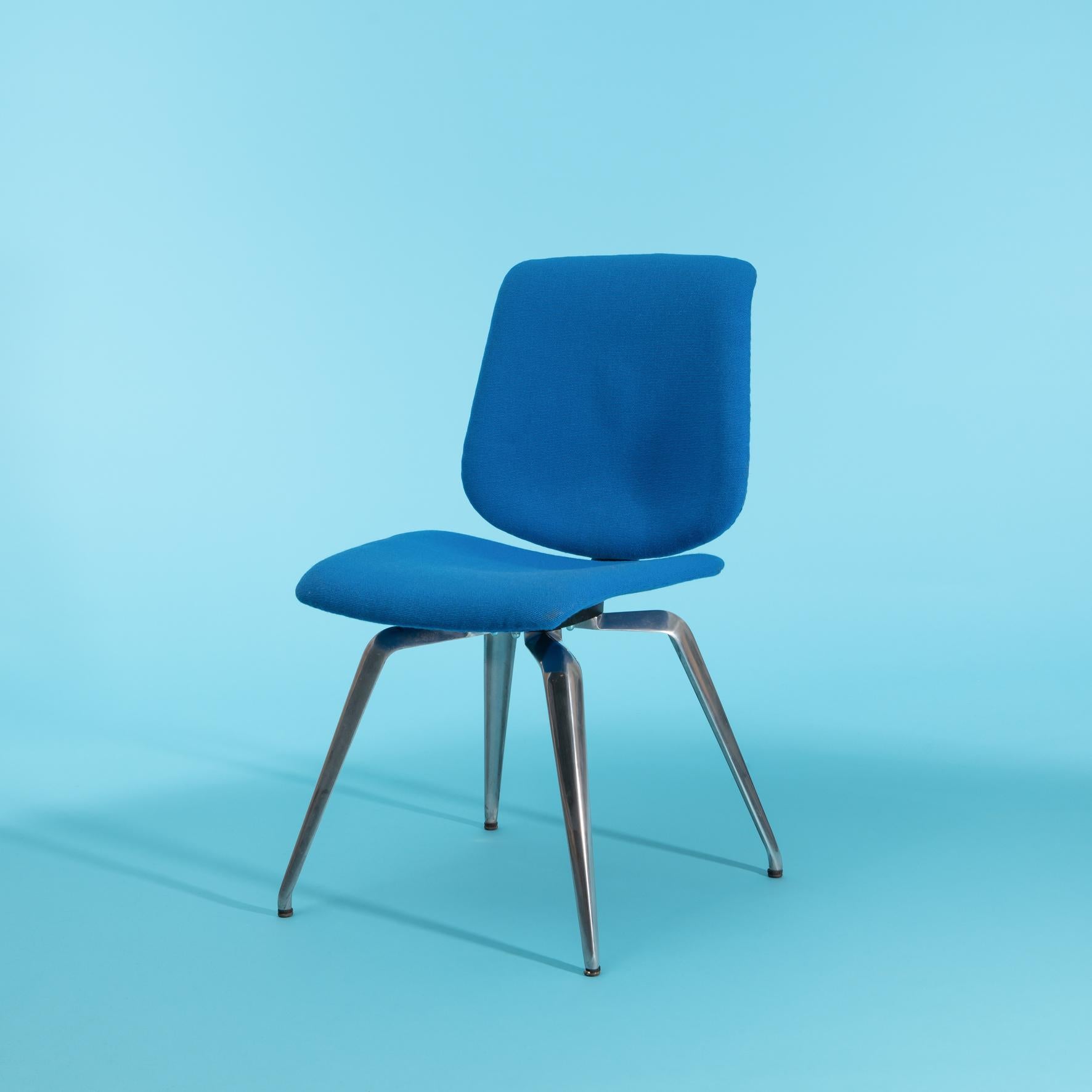 GAILLARD Claude
Compétition chair, TT2000 range, DMU éditeur, France, circa 1960

Polished cast aluminum, fiberglass seat and back, restored foam and fabric (choice of fabric)

Three available 
Price / piece (fabric included)

Literature: