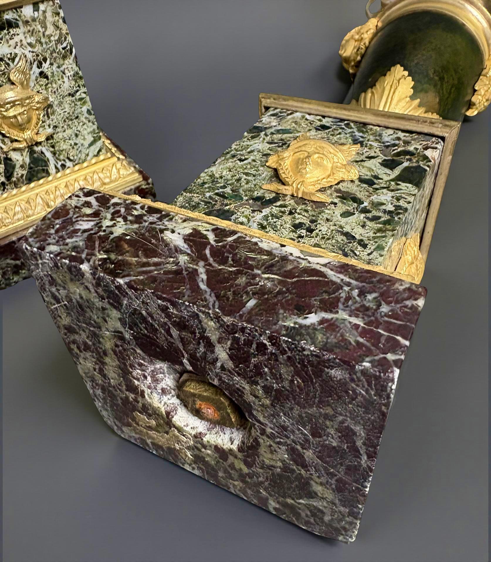 Claude Galle (1759-1815) Paire d'urnes ou de vases en bronze doré français en vente 3
