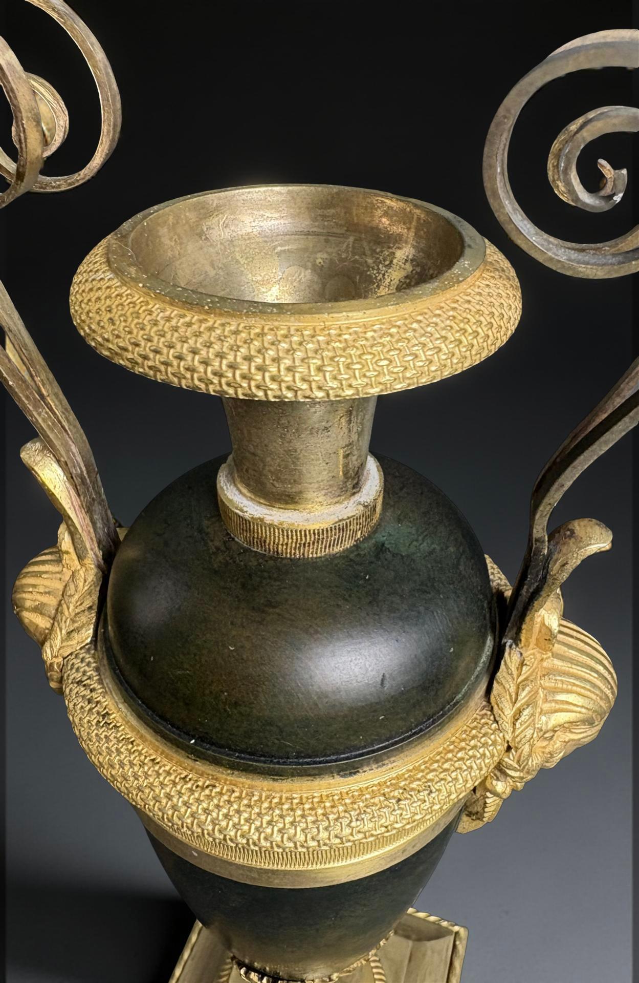Claude Galle (1759-1815) Paire d'urnes ou de vases en bronze doré français en vente 4