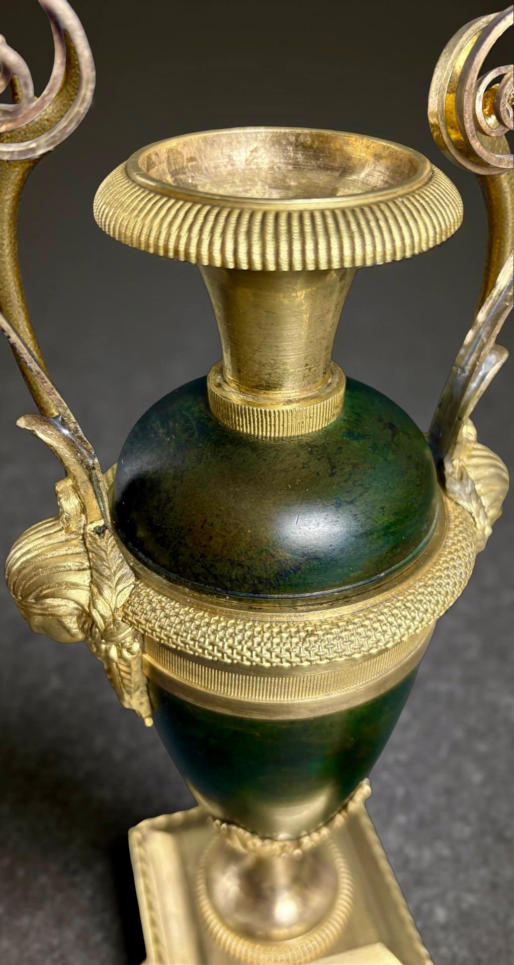 Claude Galle (1759-1815) Paire d'urnes ou de vases en bronze doré français en vente 5