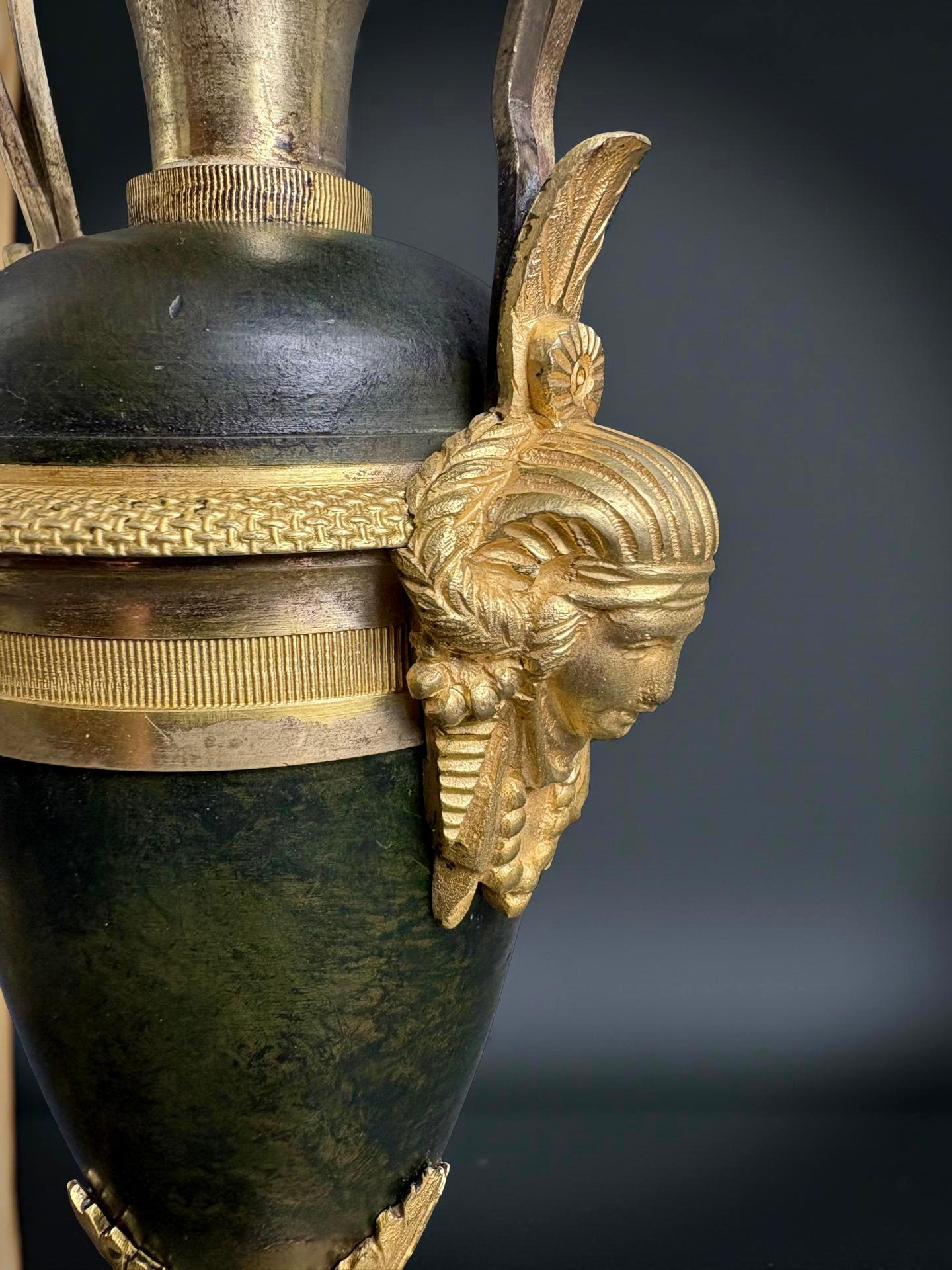 Claude Galle (1759-1815) Paire d'urnes ou de vases en bronze doré français en vente 6