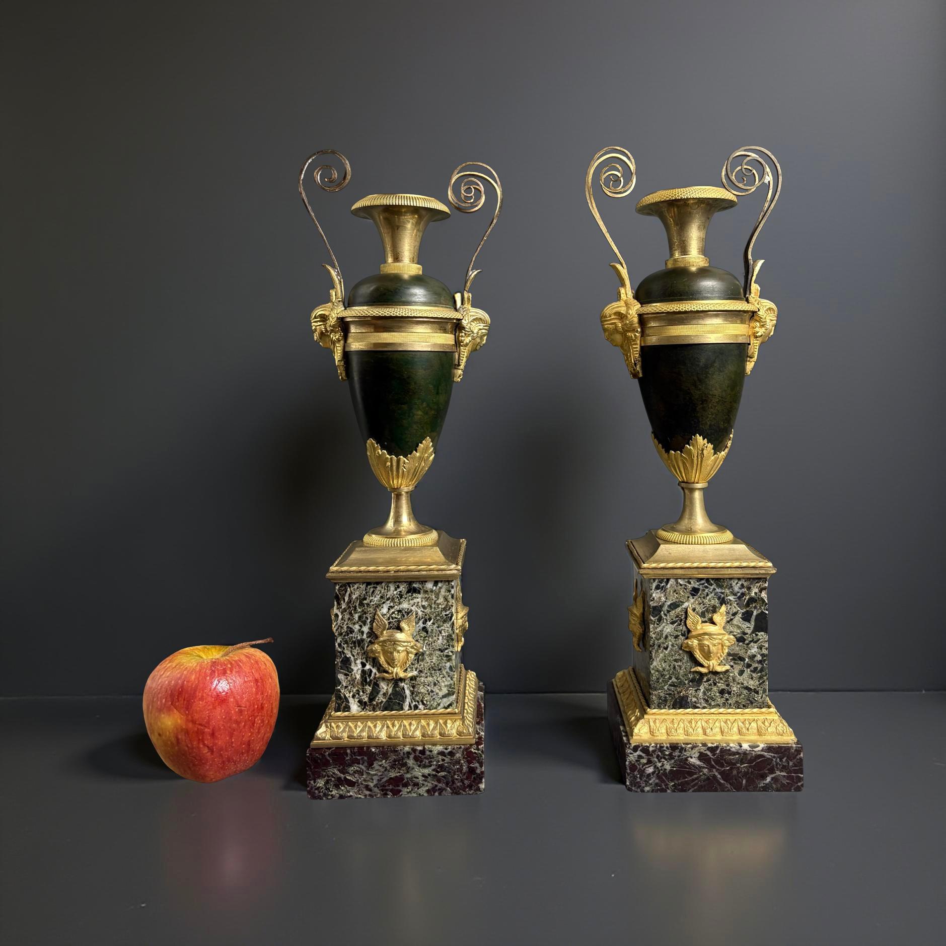 Claude Galle (1759-1815) Paire d'urnes ou de vases en bronze doré français en vente 7