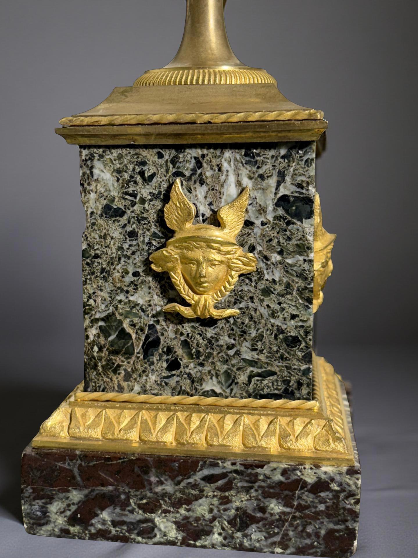 Directoire Claude Galle (1759-1815) Paire d'urnes ou de vases en bronze doré français en vente