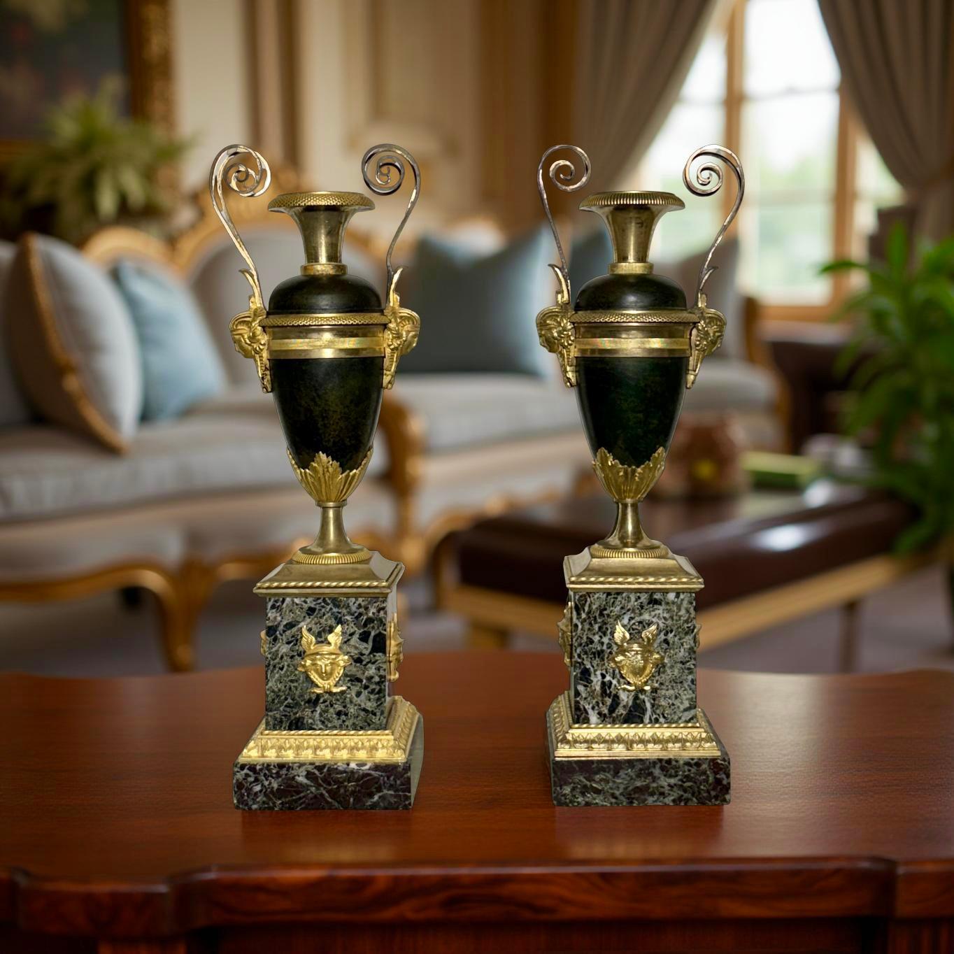 French Claude Galle (1759-1815) Paire d'urnes ou de vases en bronze doré français en vente
