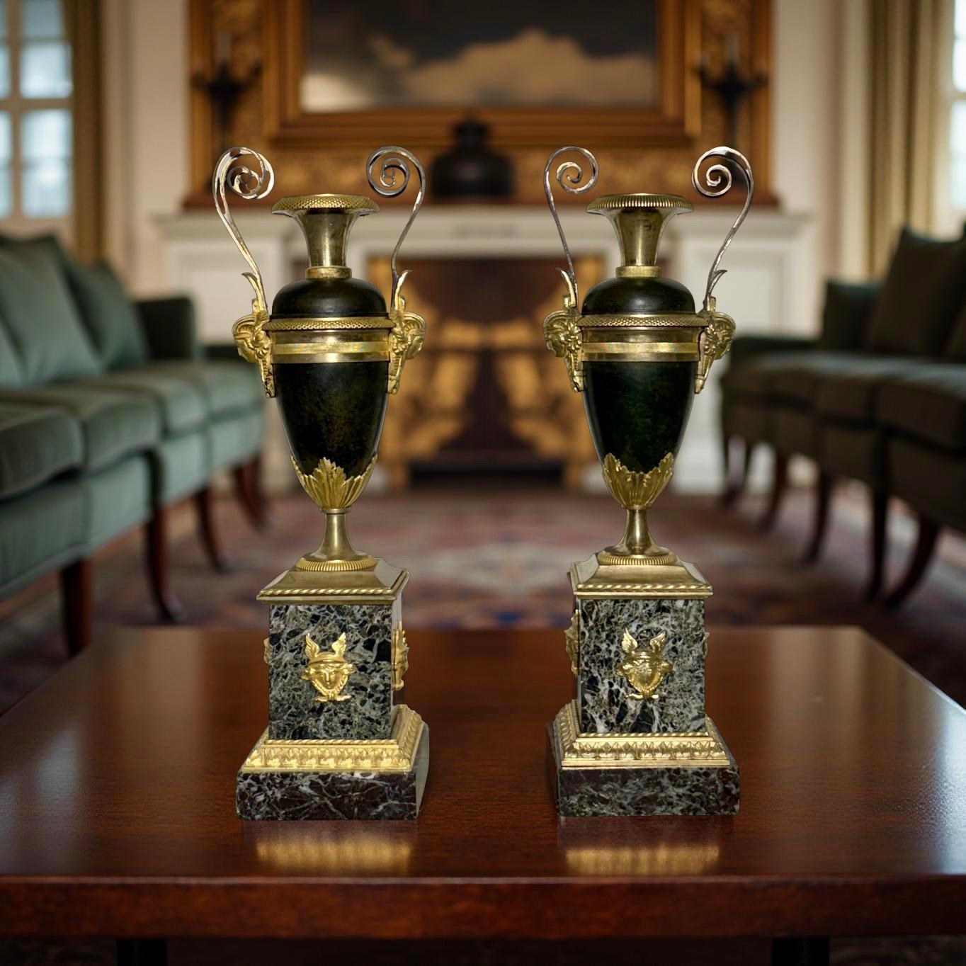 Claude Galle (1759-1815) Paire d'urnes ou de vases en bronze doré français Bon état - En vente à Pistoia, IT