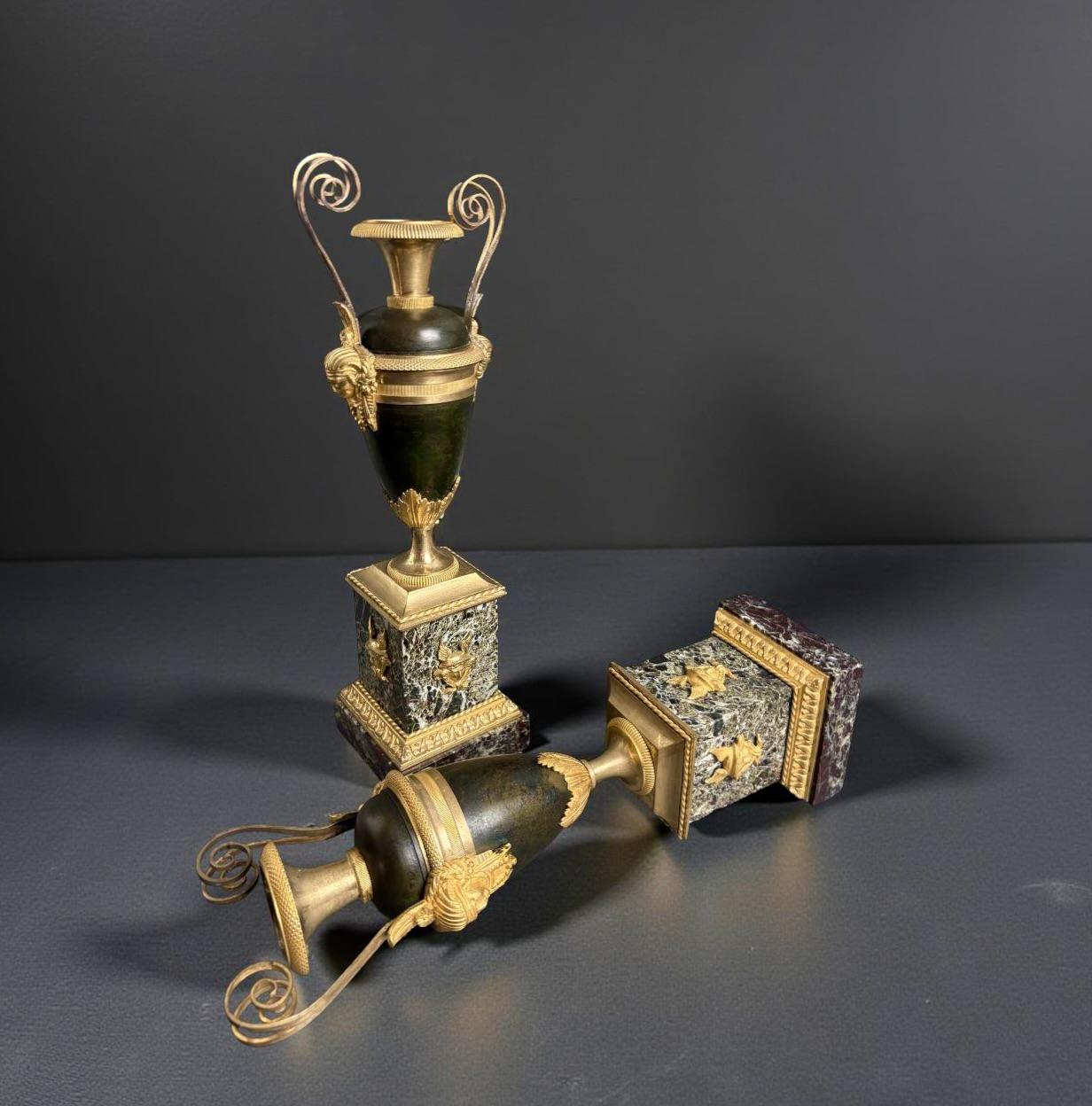 18th Century Claude Galle (1759-1815) Paire d'urnes ou de vases en bronze doré français en vente