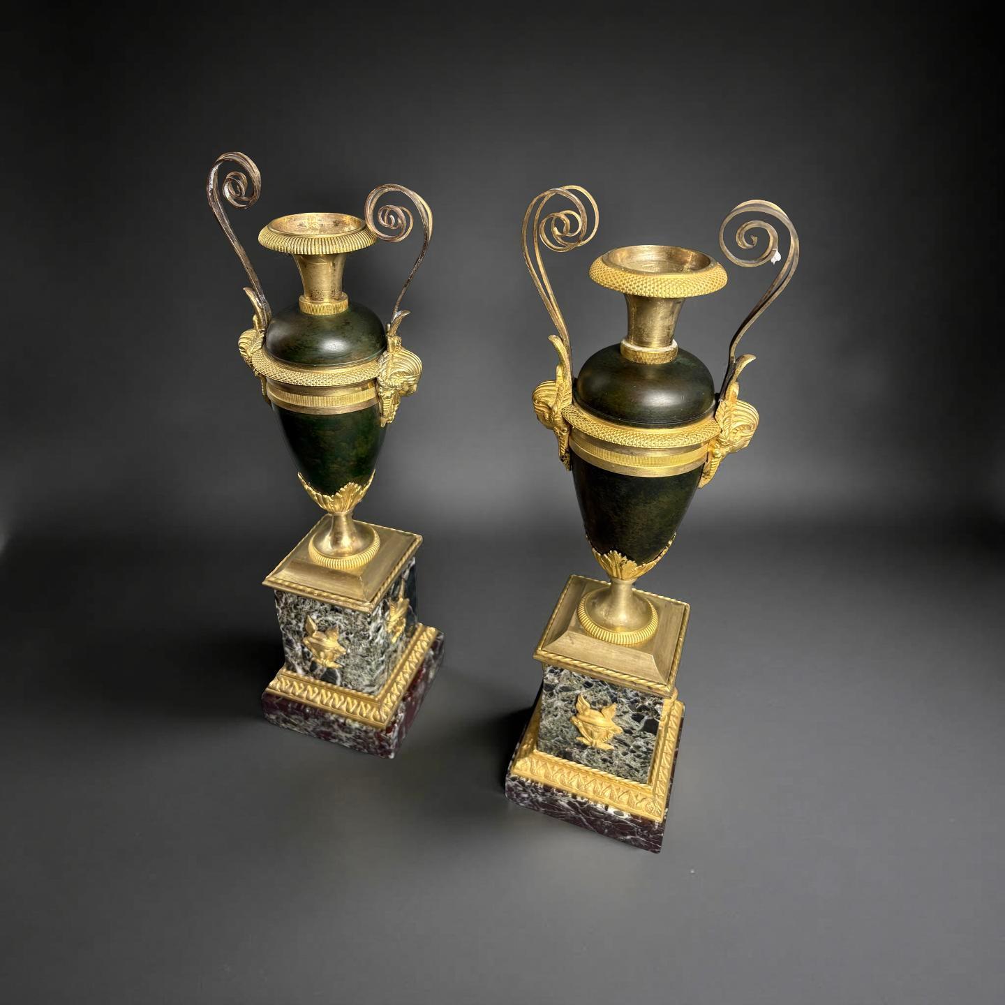 Claude Galle (1759-1815) Paire d'urnes ou de vases en bronze doré français en vente 2