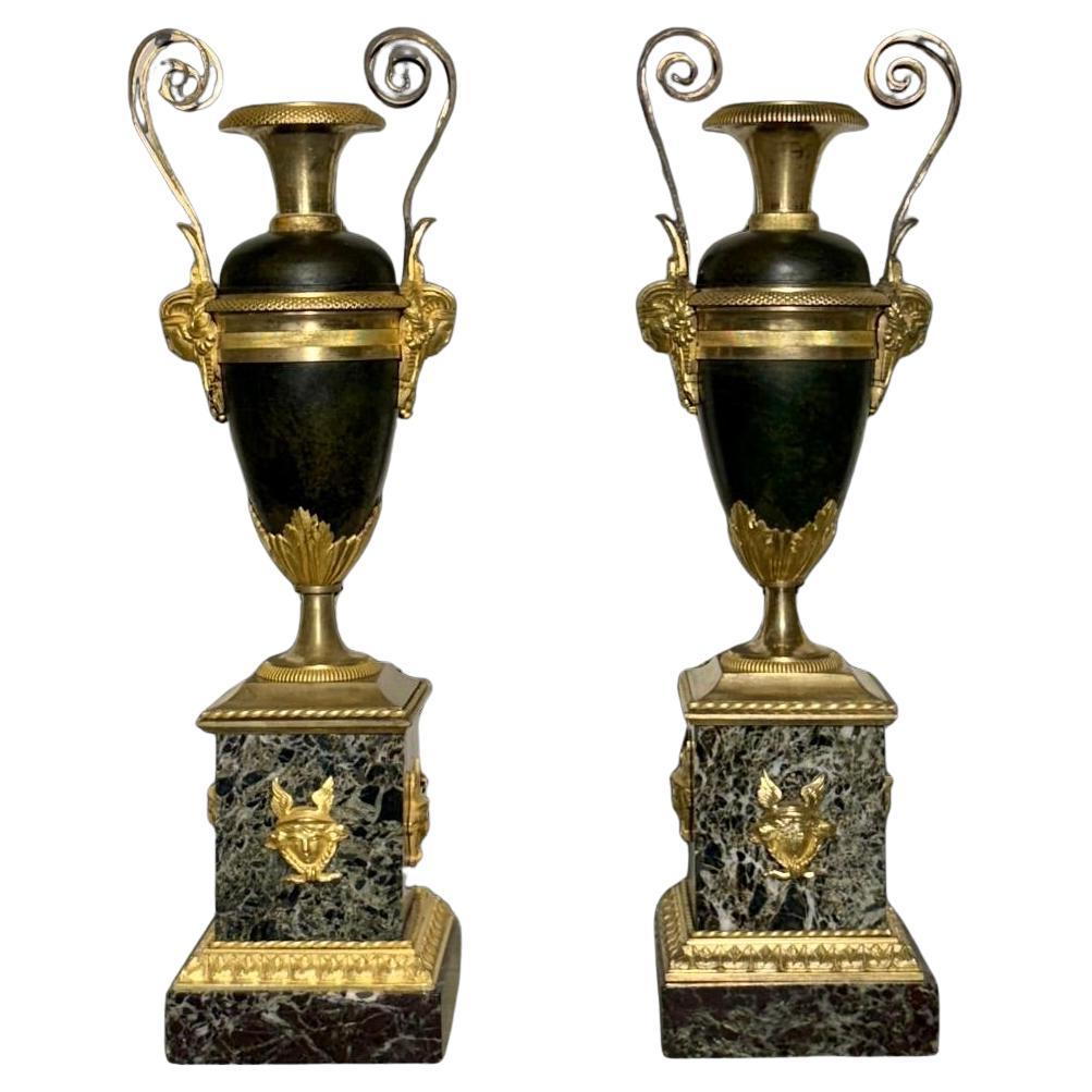 Claude Galle (1759-1815) Paire d'urnes ou de vases en bronze doré français en vente