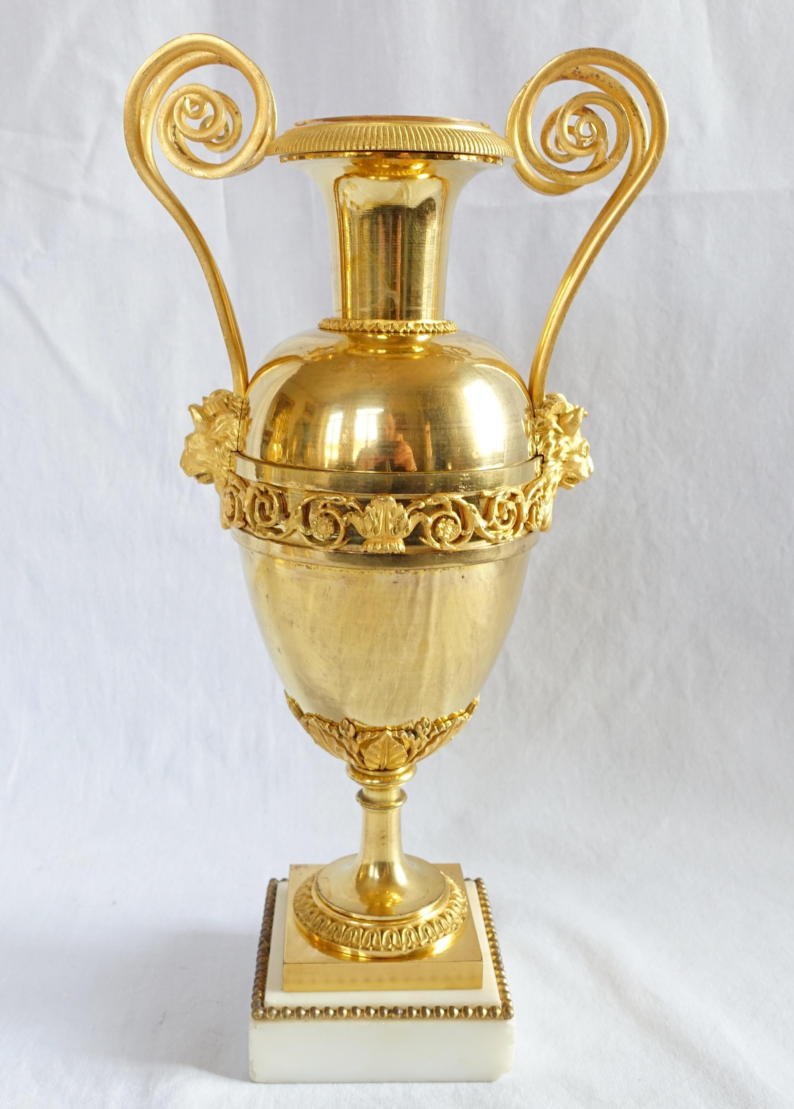 Empire Claude Galle - Pair of Directoire ormolu urns circa 1800 For Sale