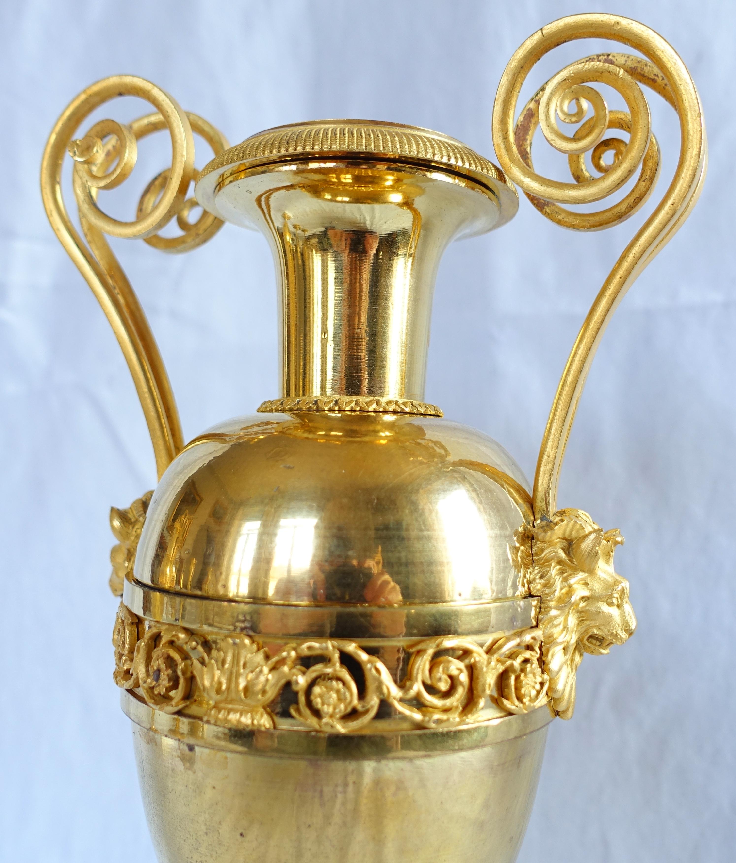French Claude Galle - Pair of Directoire ormolu urns circa 1800 For Sale