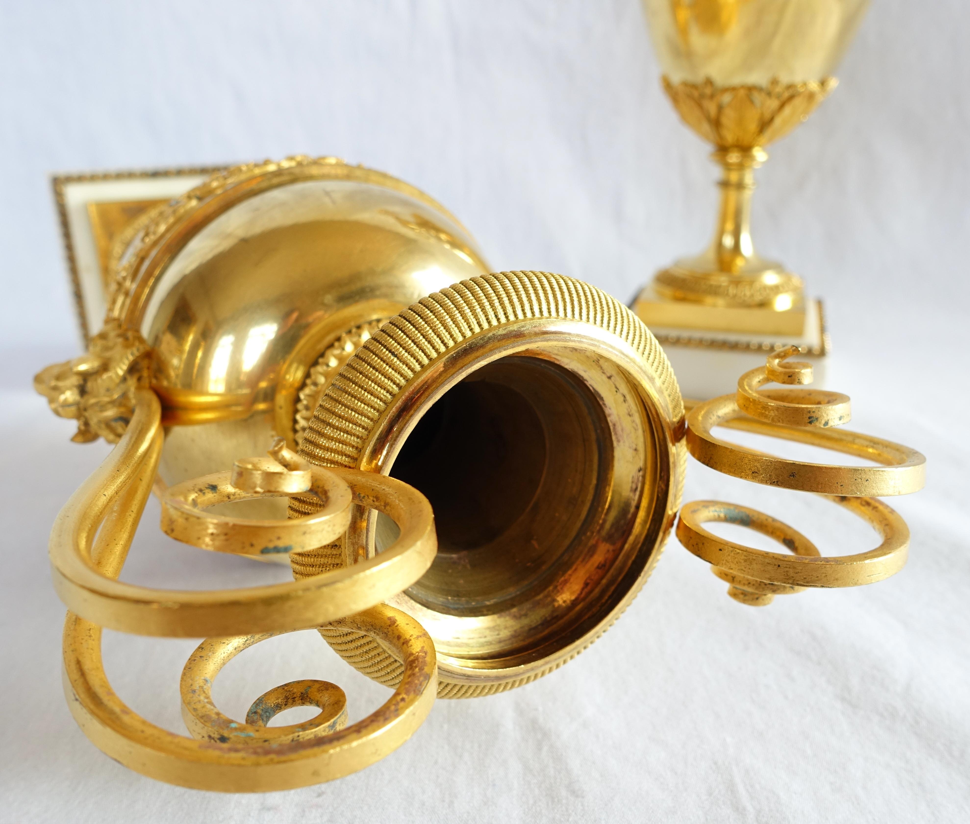 Claude Galle - Pair of Directoire ormolu urns circa 1800 For Sale 1