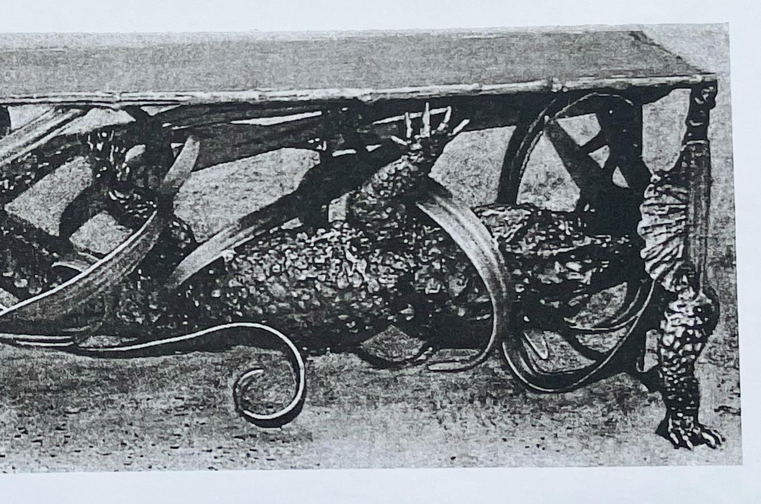 Claude Lalanne (1925-2019), La société des crocodiles, héliogravure sur papier. 
 
Cette estampe originale de Claude Lalanne est issue d'une édition rare et non signée de 350 exemplaires. Elle représente la célèbre banquette en crocodile, l'un des