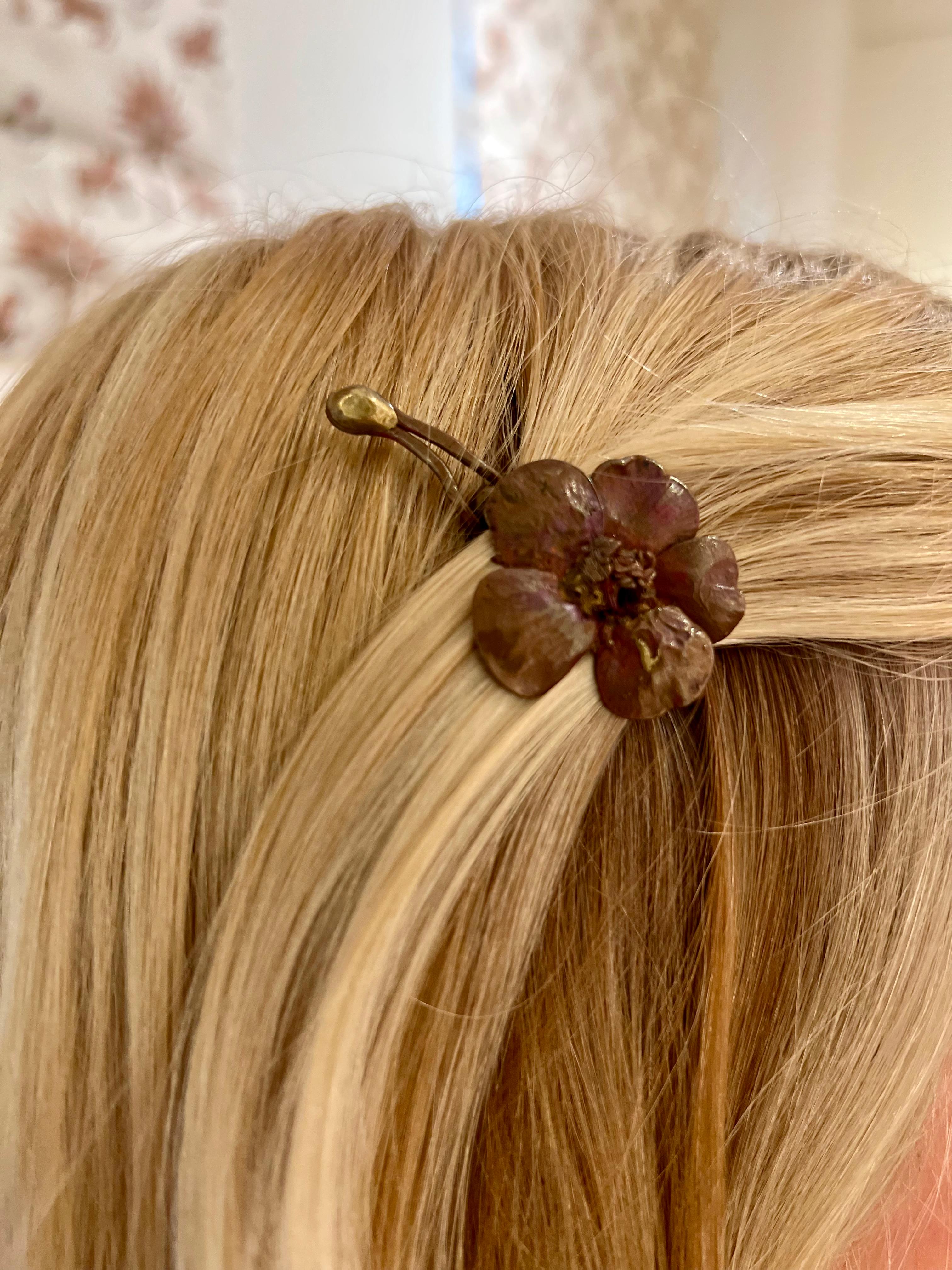 Die Schmuckstücke von Claude Lalanne werden von den anspruchsvollsten und stilvollsten Frauen der Welt geschätzt. Diese Haarnadel in Form einer sich ausbreitenden Eglantine-Rose ist ein Zeugnis ihrer Handwerkskunst und ihres Designs. Sie ist aus