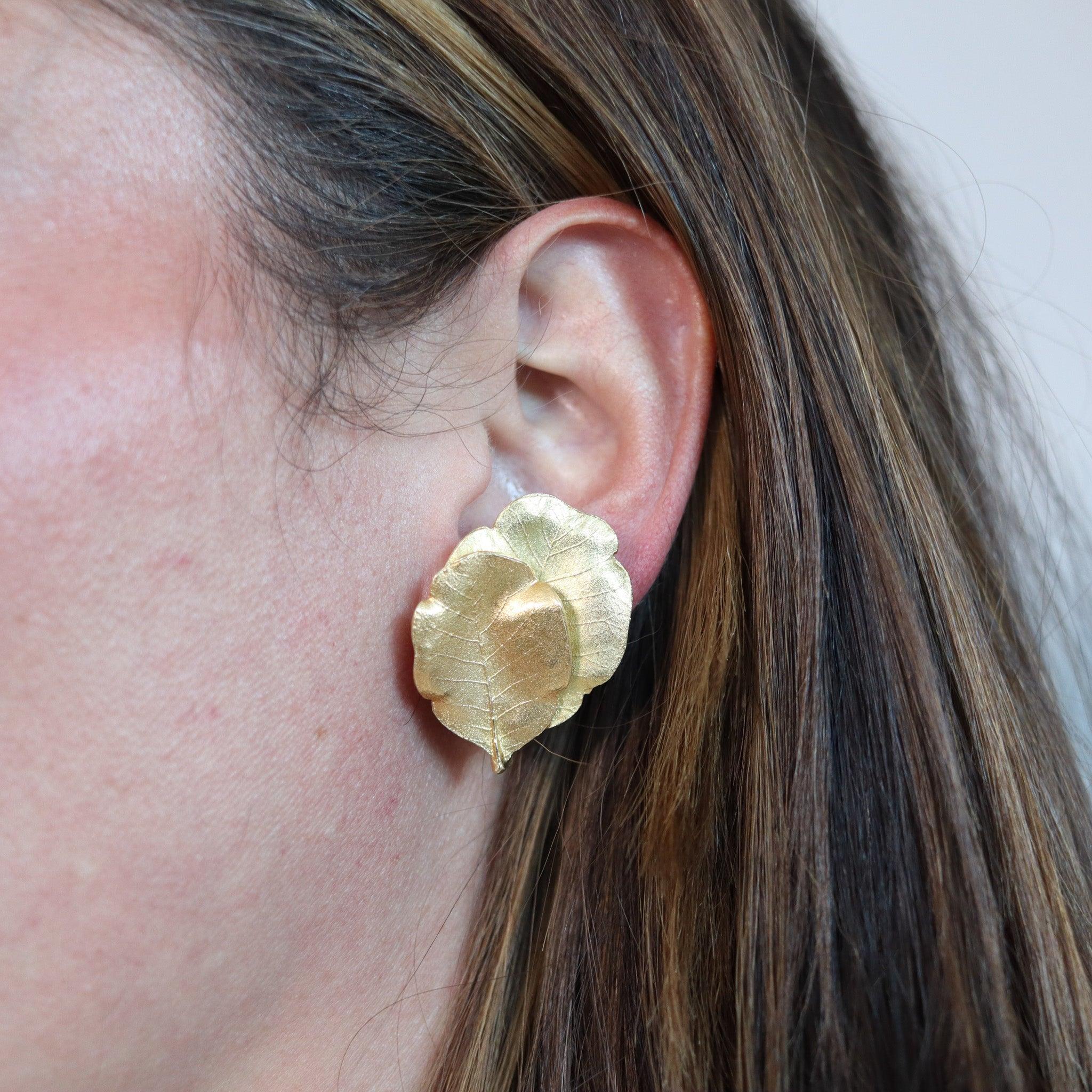Laurel leaves earrings designed by Claude Lalanne (1924-2019) for Zolotas.

This is a beautiful three-dimensional pair of earrings, created by the French sculptor Claude Lalanne for Zolotas, back in the 1980's. This rare modernist sculptural