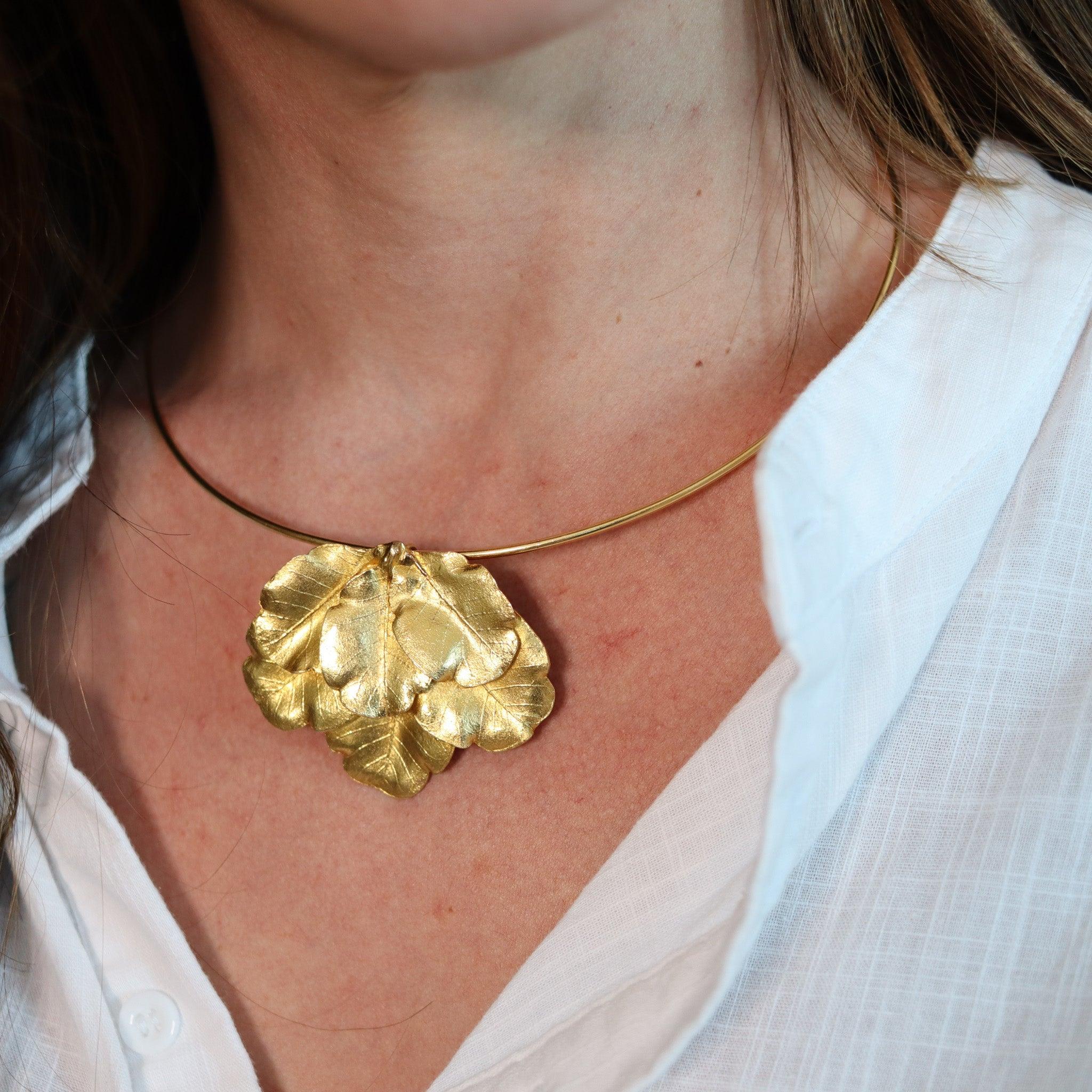 Laurel leaves pendant designed by Claude Lalanne (1924-2019) for Zolotas.

This is a beautiful three-dimensional convertible pendant-brooch, created by the French sculptor Claude Lalanne for Zolotas, back in the 1980's. This rare modernist