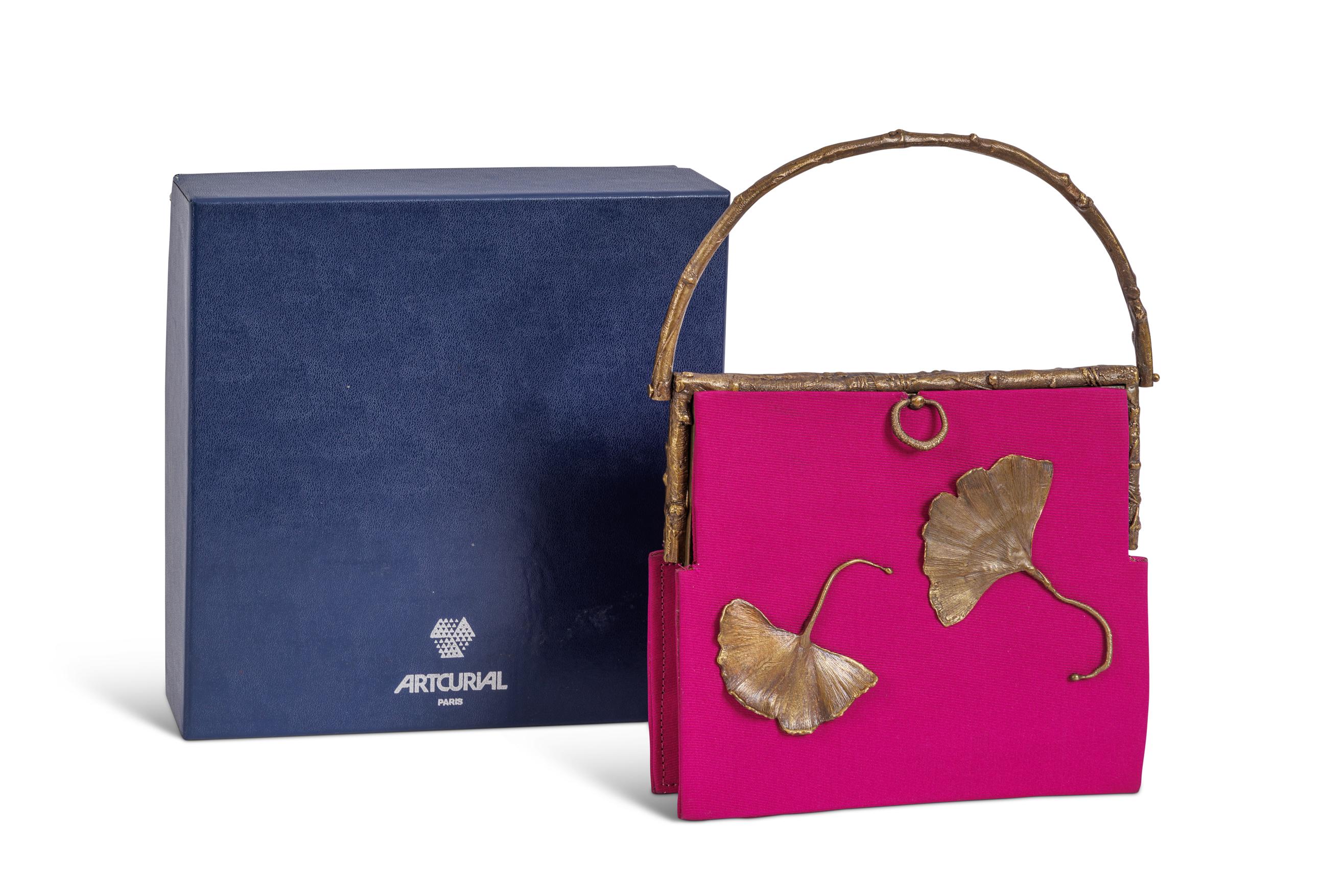 Tauchen Sie ein in die bezaubernde Welt von Claude Lalanne mit der exquisiten Ginkgo Handtasche, einem tragbaren Meisterwerk aus Lalannes ikonischer Ginkgo Kollektion. Diese mit unvergleichlicher Kunstfertigkeit gefertigte Handtasche ist ein Zeugnis