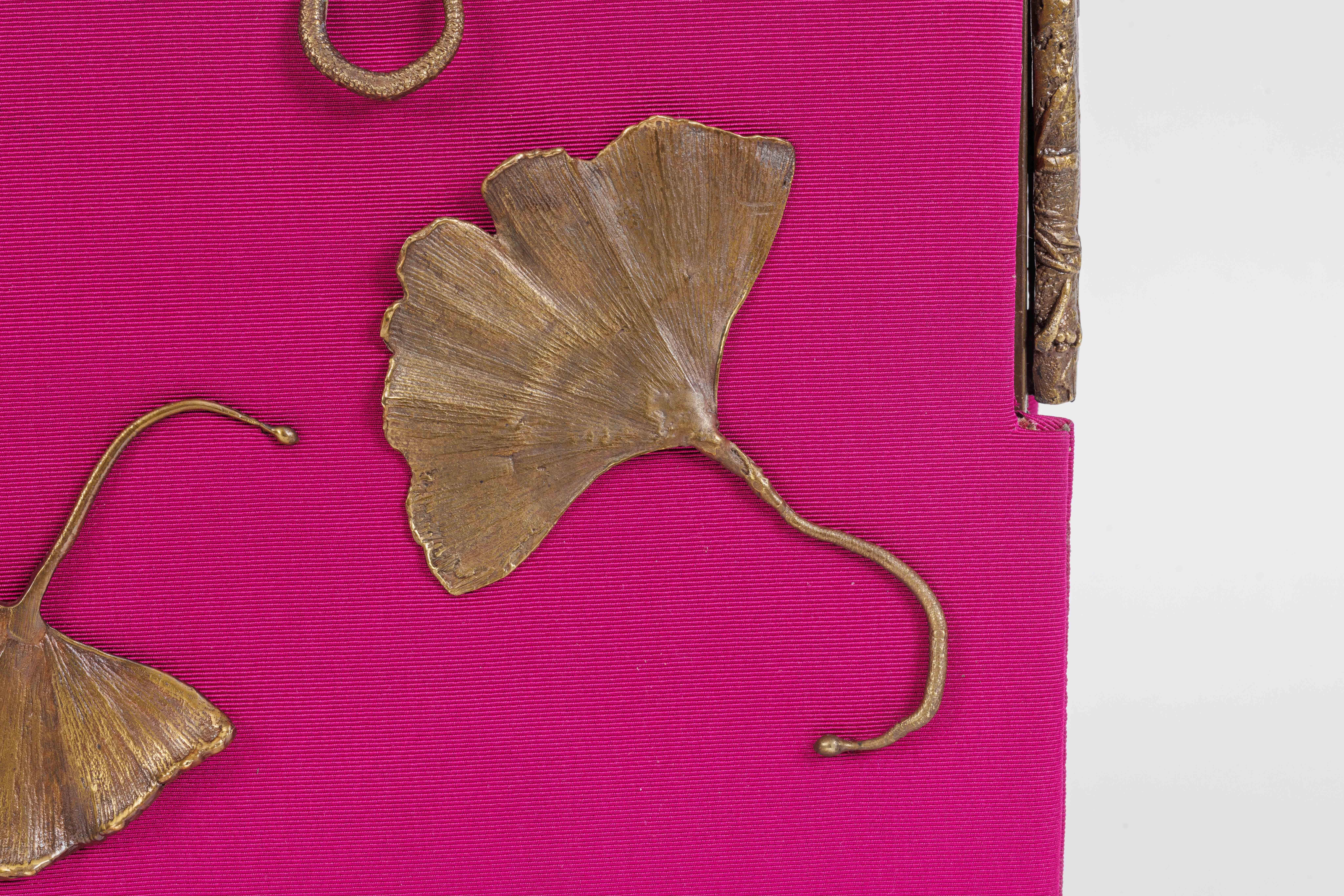 Claude Lalanne (französisch, 1925-2019) A Seltene rosa Ginkgo-Handtasche aus Seide und Bronze im Angebot 1