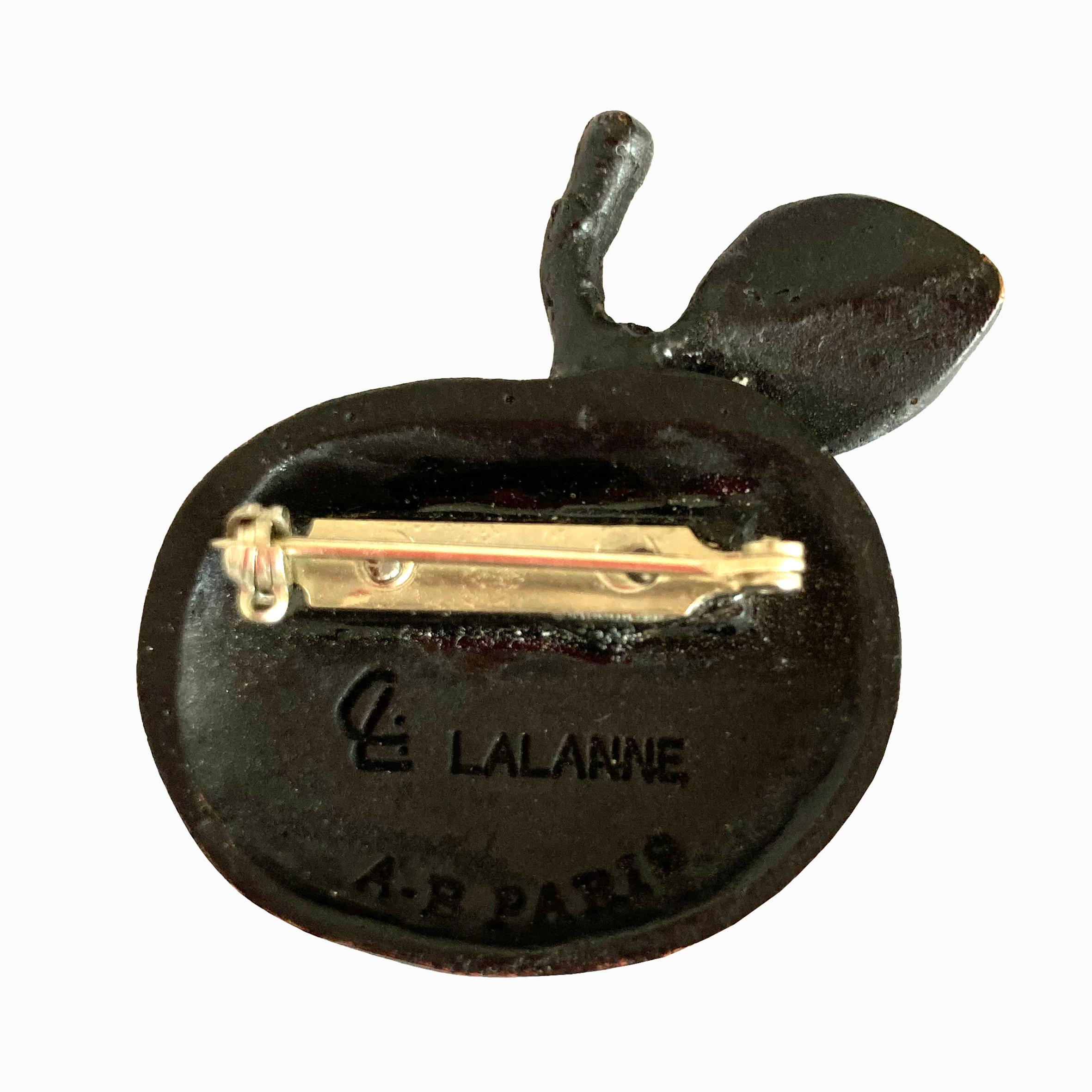 Moulage Claude Lalanne, Pomme Bouche, broche en bronze, Arthus-Bertrand, Paris en vente