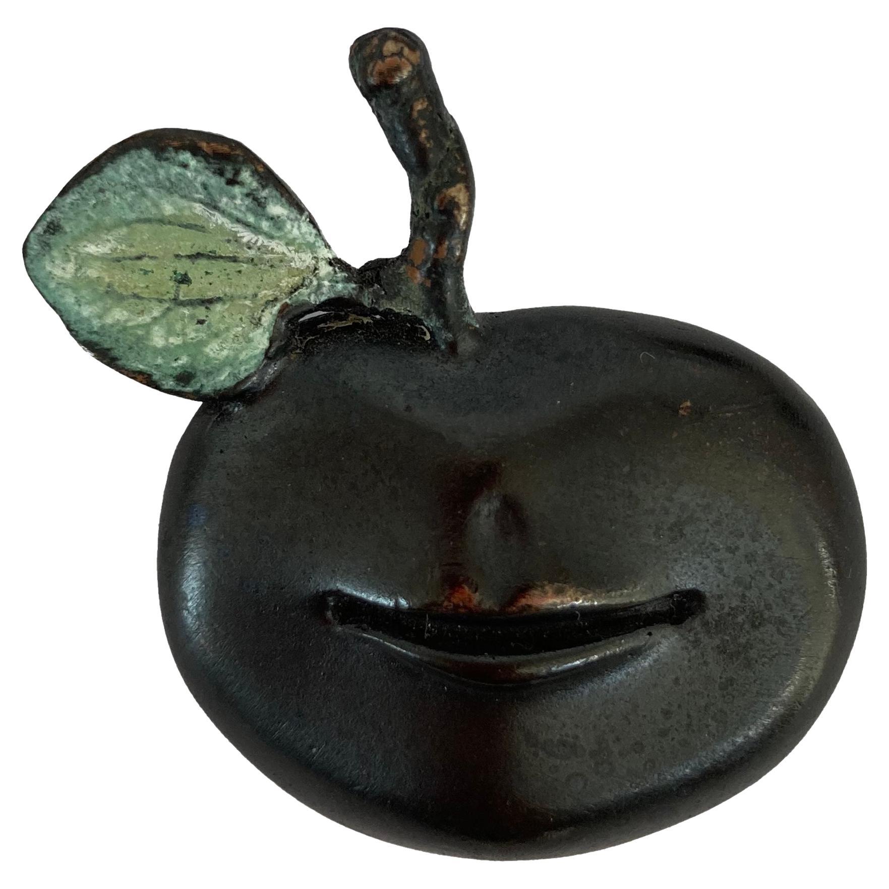 Claude Lalanne, "Pomme Bouche", Broche de bronce, Arthus-Bertrand, París en venta