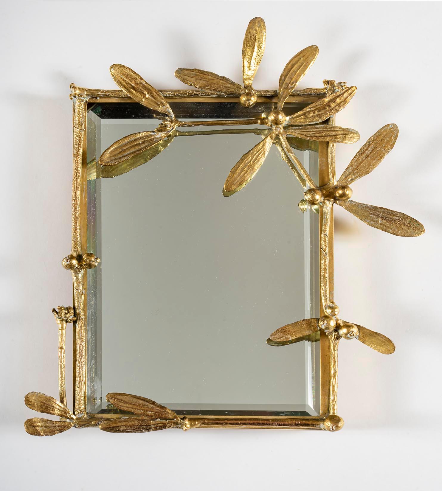 CLAUDE LALANNE
Miroir "Gui", circa 1980-1985
Edition Artcurial I Ed. 58/450 pcs
Bronze doré, verre biseauté
22 x 17 cm I 8 5/8 x 6 3/4 in
Signée, tamponnée et numérotée au dos : cl. lalanne, ARTCURIAL, 58/450

Ce miroir sculptural au cadre en bronze