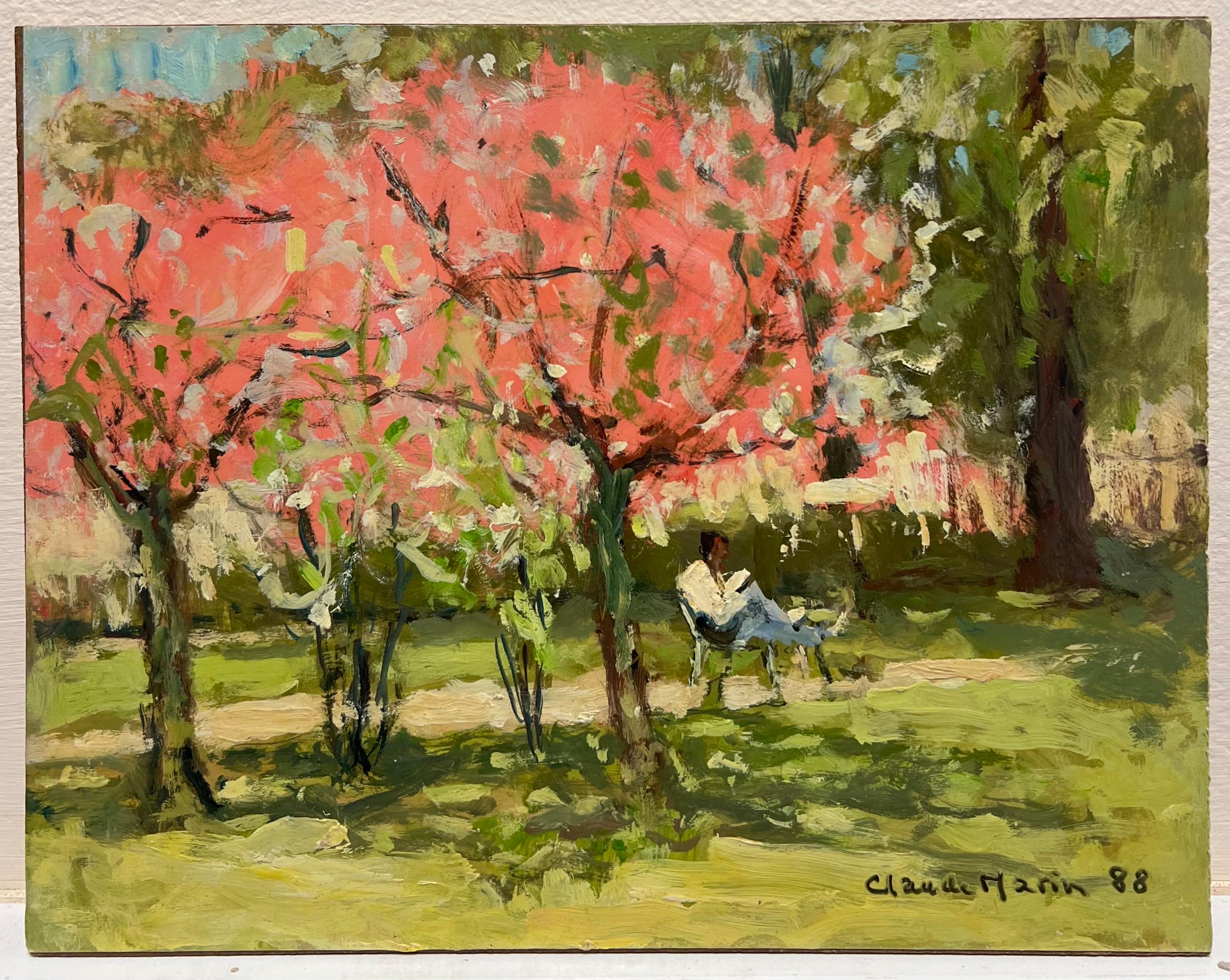 Alberi di fiori rosa Parco parigino Figura che legge Olio impressionista francese del 1980 - Painting di Claude Marin