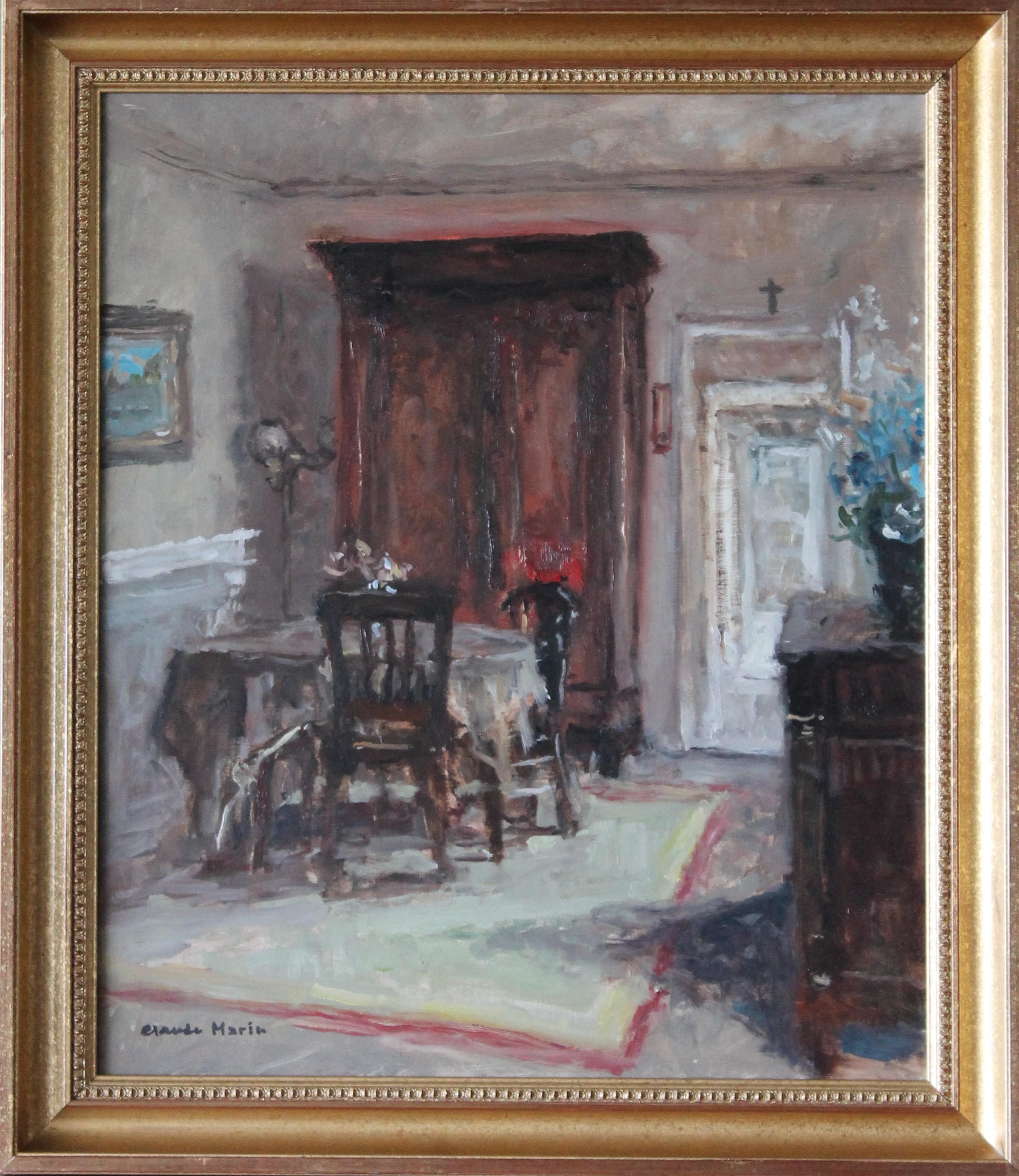 Scène d
intérieur impressionniste française vintage d
un salon avec table et chaises par l
artiste français Claude Marin (1914-2001) un peintre de Bretagne, France.  Un tableau lumineux malgré les vieux meubles sombres et l
énorme armoire française.