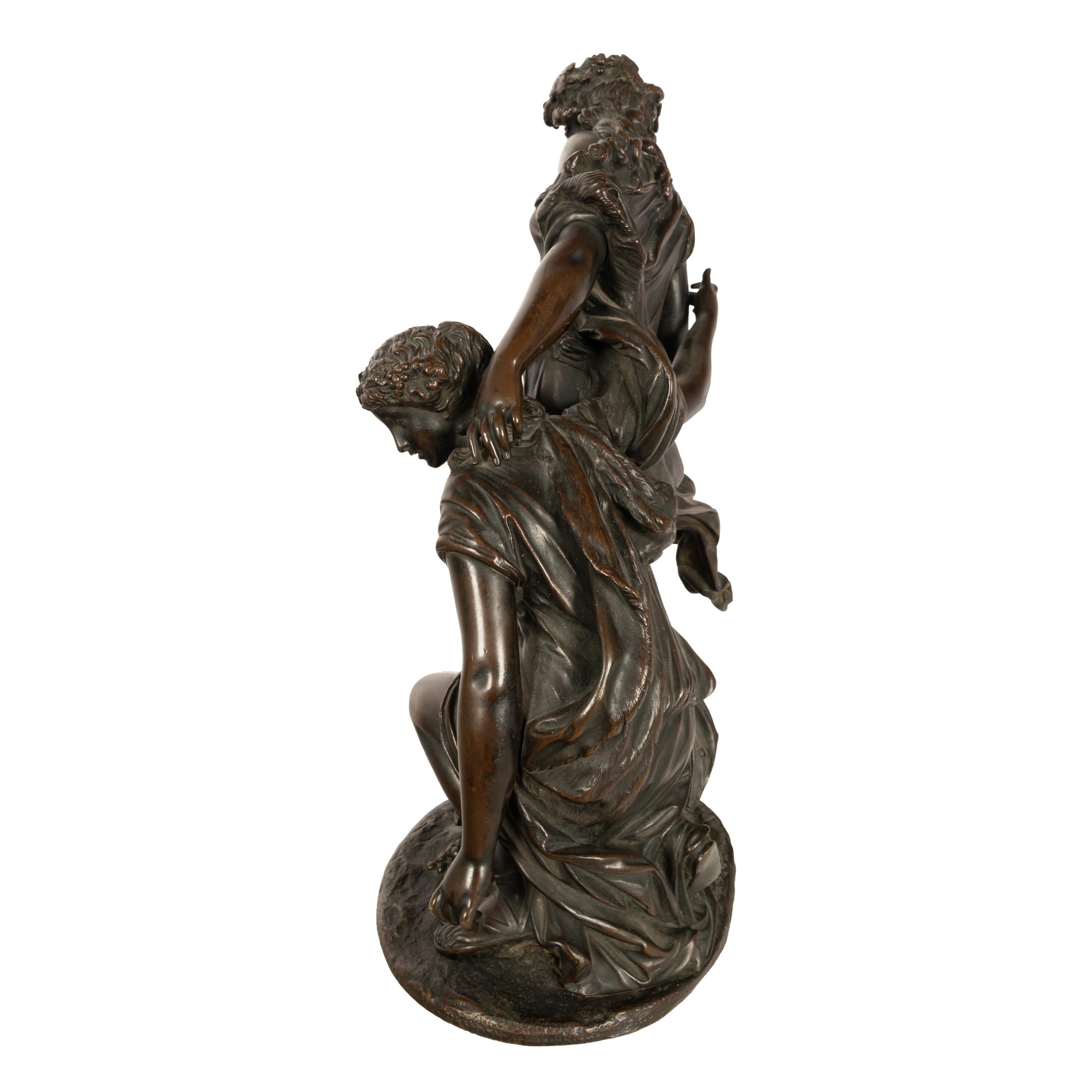 Grupo de bacantes de bronce antiguo de Claude Michel (Clodion) ( 1738- 1814).
El bronce representa a una pareja de bacantes, las seguidoras femeninas de Baco, dios romano del vino y la juerga (Dioniso era el dios griego). Ambas figuras femeninas