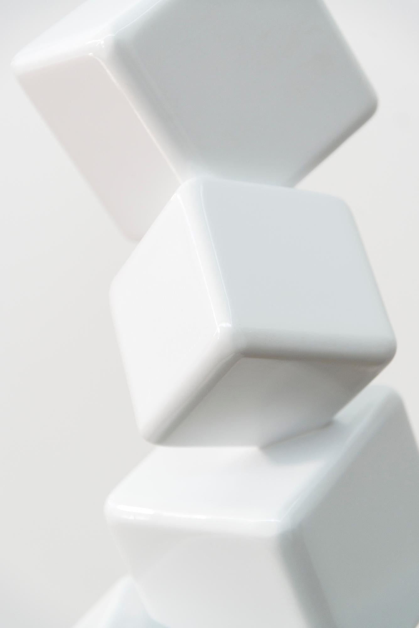 10 Cubes Blancs à la Seconde (10 Cubi Bianchi al Secondo) - scultura in acciaio in vendita 5