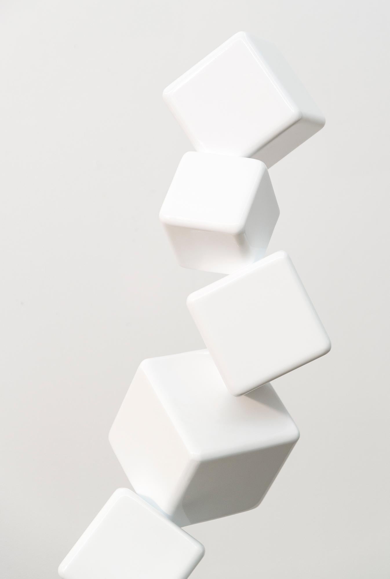 10 Cubes Blancs à la Seconde (10 Cubi Bianchi al Secondo) - scultura in acciaio - Sculpture di Claude Millette