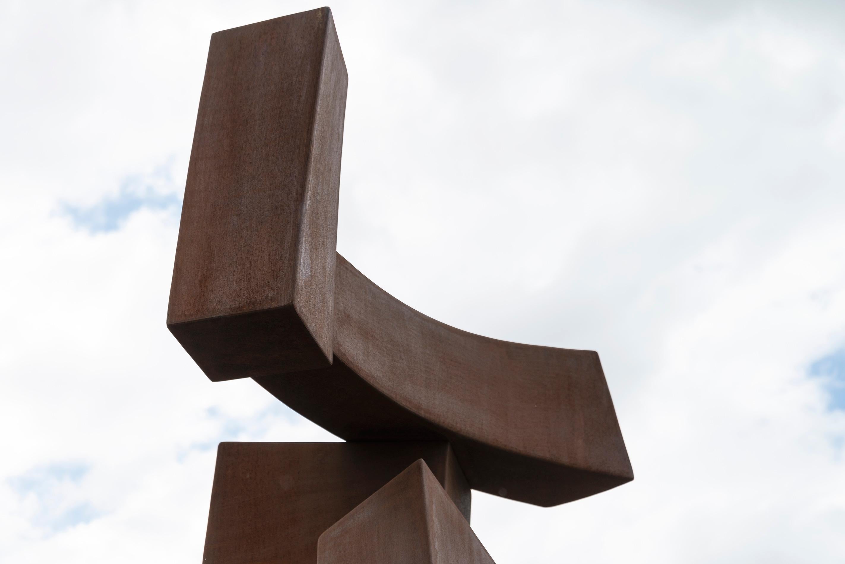 Des colonnes d'acier Corten élégamment courbées s'élèvent de la base et semblent flotter dans les airs dans cette sculpture extérieure de Claude Millette. L'artiste québécois est connu pour ses œuvres abstraites imaginatives qui jouent avec la
