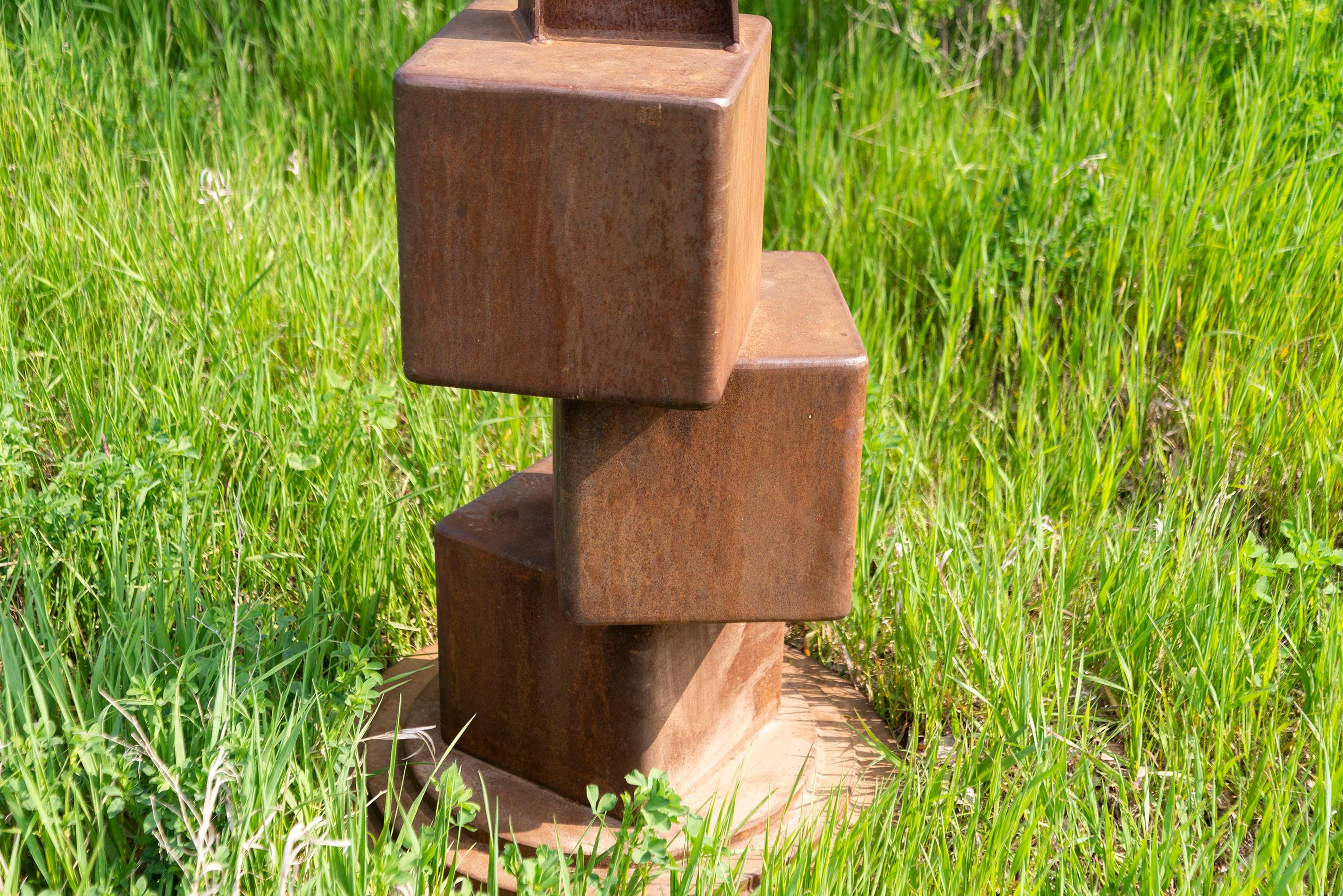 Sculpture d'extérieur Corpheum V haute, géométrique, abstraite, en acier Corten en vente 1