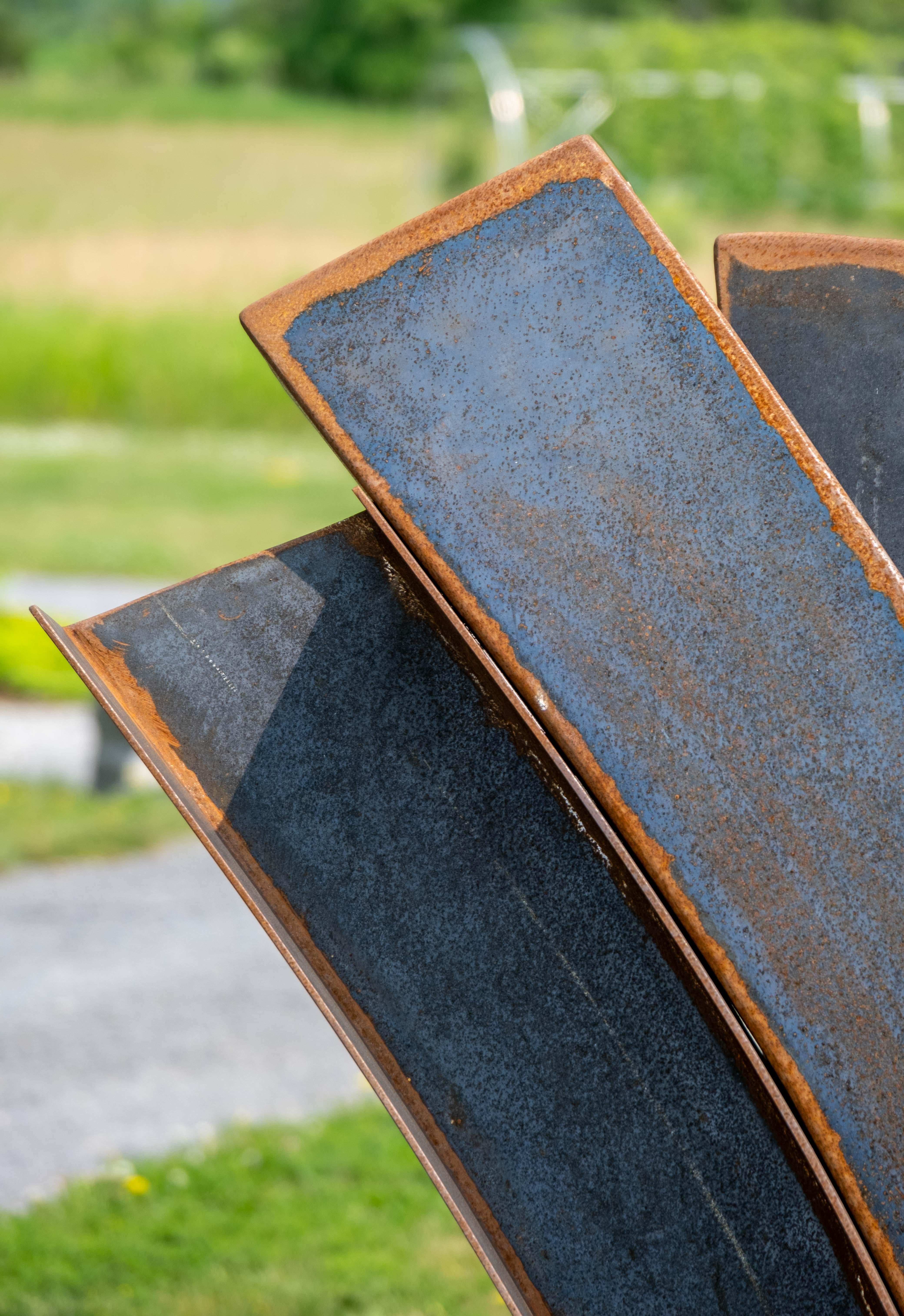 Esta escultura contemporánea abstracta geométrica de acero corten para exteriores es obra del artista quebequés Claude Millette. Millette lleva más de cuatro décadas creando esculturas cautivadoras. Esta pieza, que forma parte de una serie, tiene