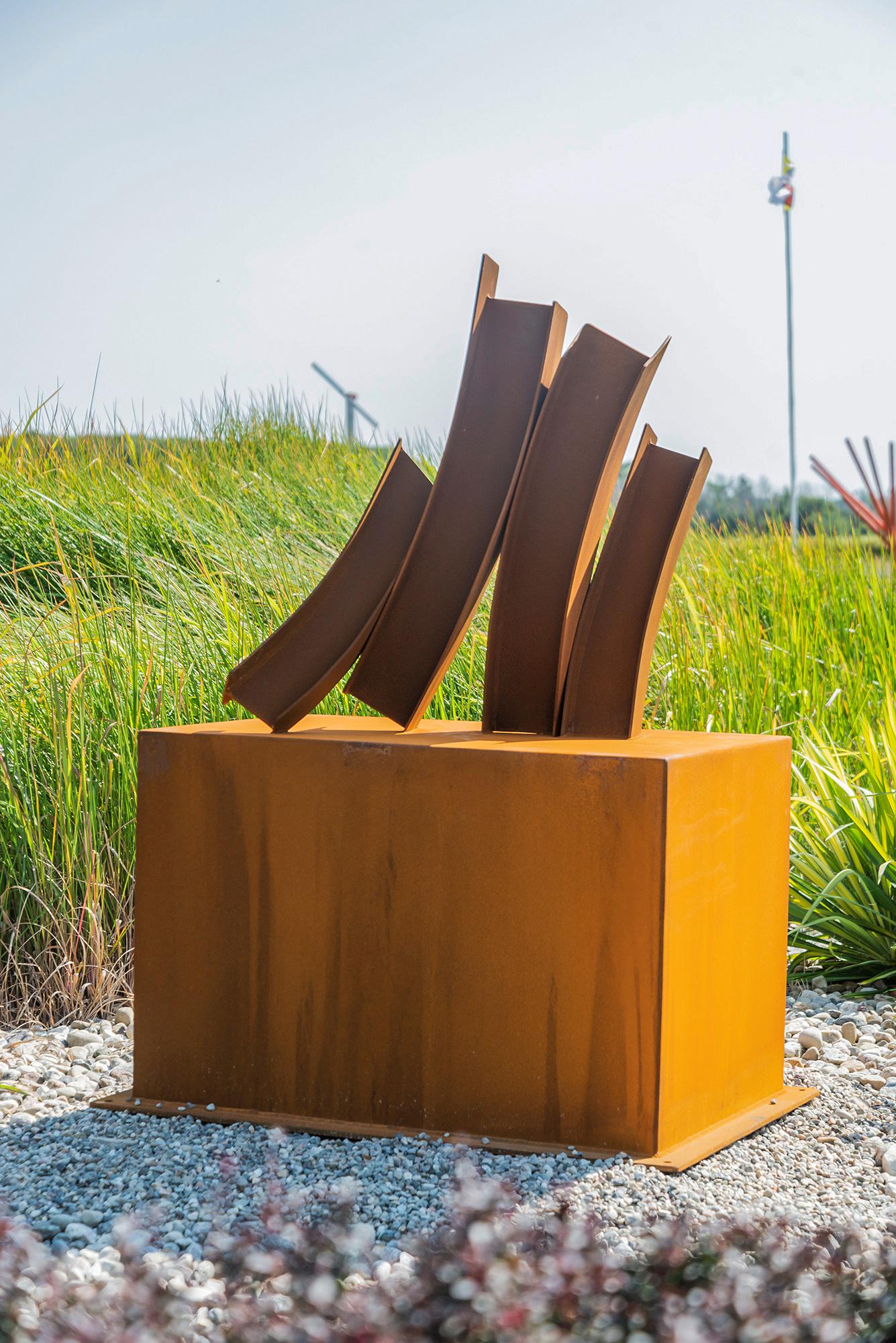 Questa scultura astratta contemporanea per esterni è realizzata in acciaio Corten.

Claude Millette trae spesso ispirazione per le sue sculture moderne dal movimento aggraziato delle ballerine. Questa serie di travi d'acciaio dolcemente incurvate