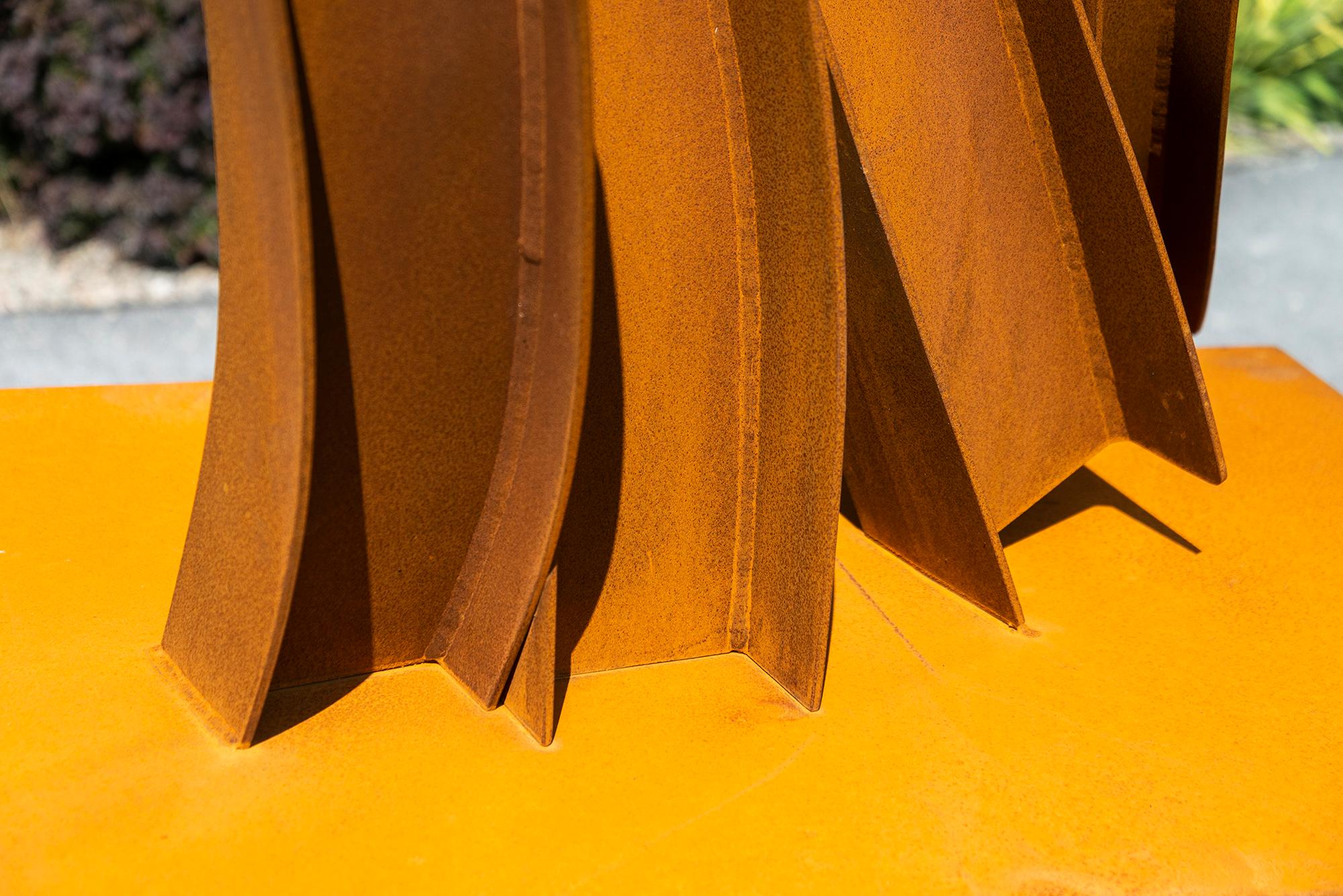 Divergence II - scultura moderna, astratta, geometrica, in acciaio corten per esterni in vendita 2