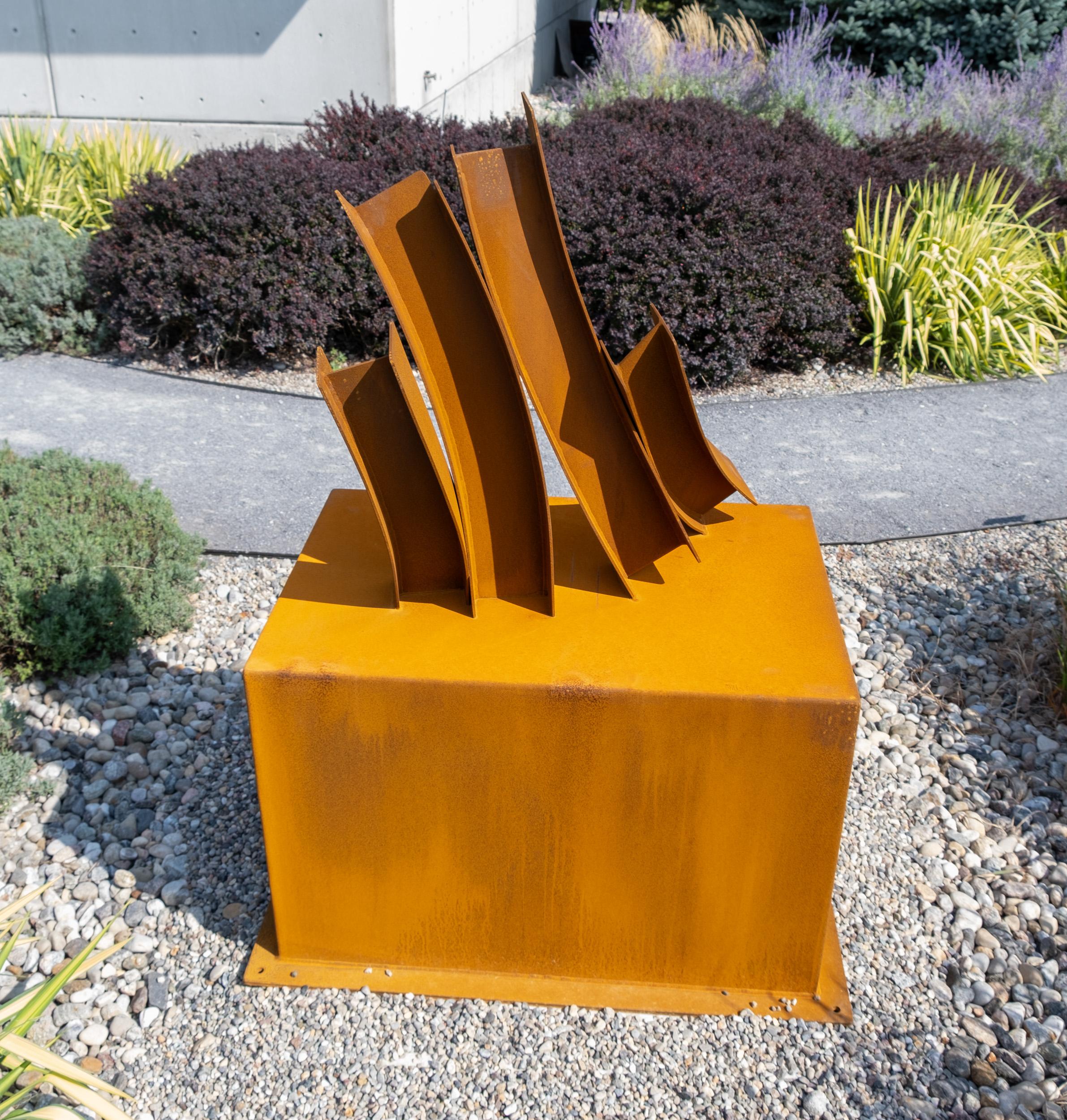 Divergence II - scultura moderna, astratta, geometrica, in acciaio corten per esterni in vendita 3