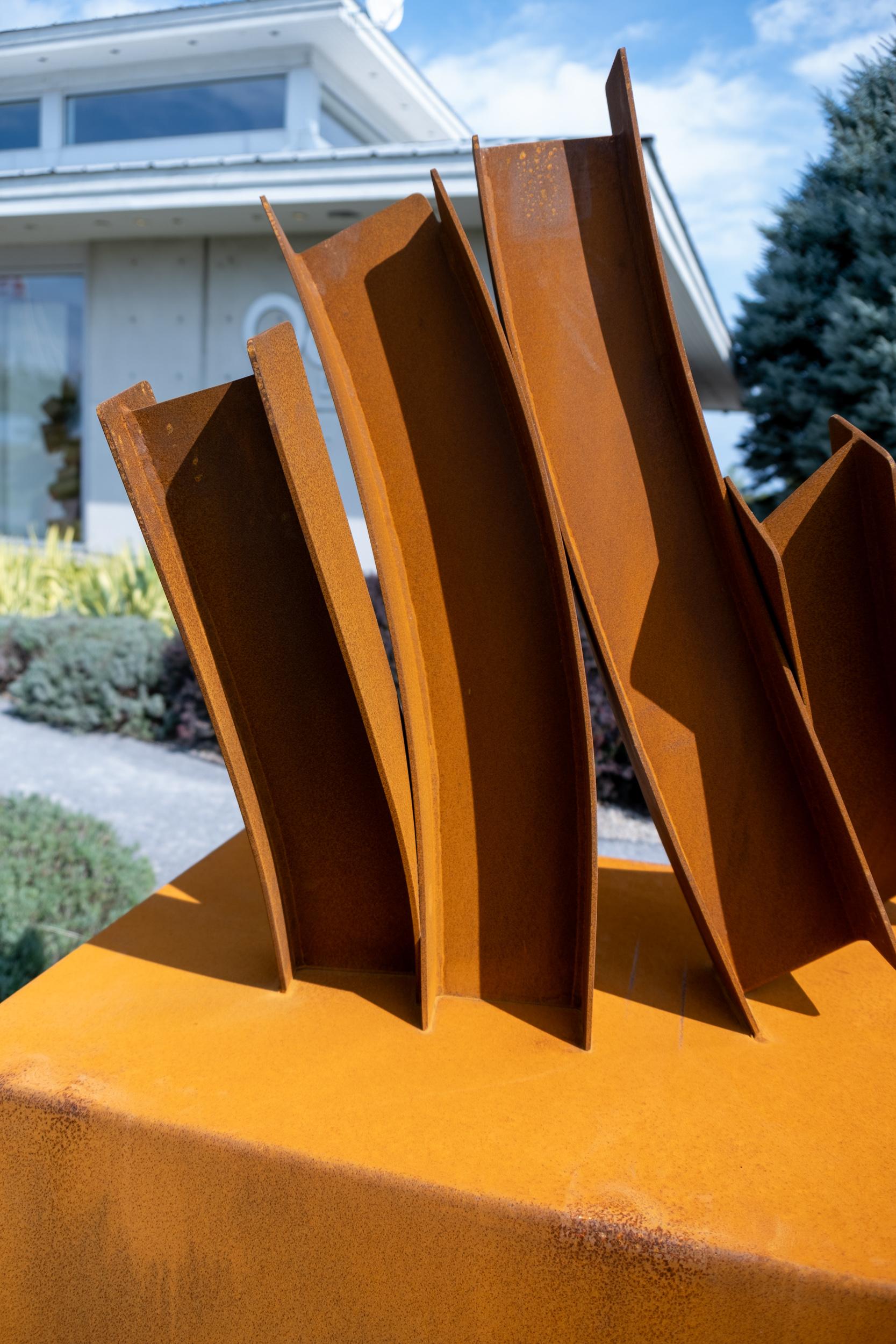 Divergence II - scultura moderna, astratta, geometrica, in acciaio corten per esterni in vendita 4