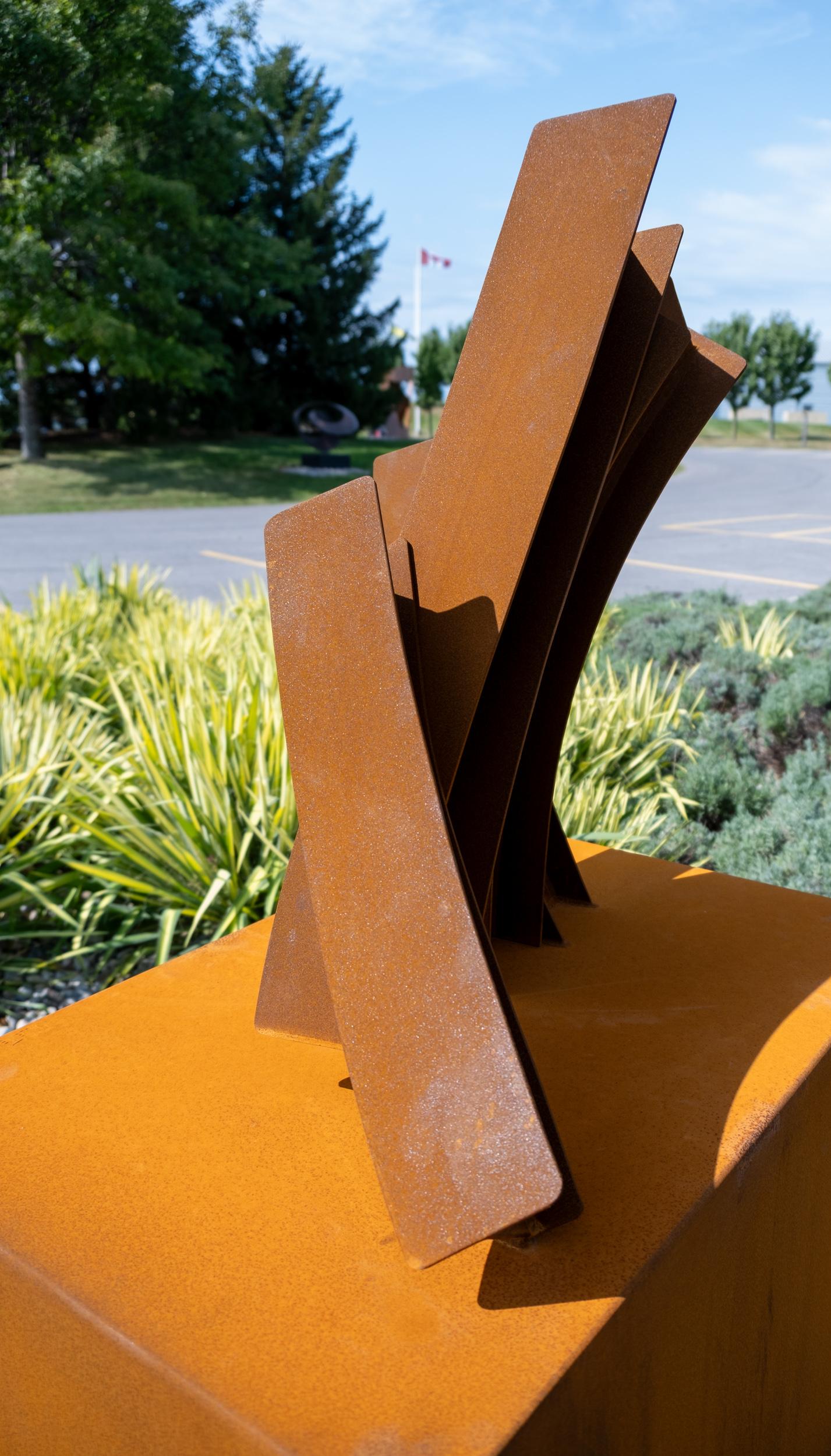 Divergence II - scultura moderna, astratta, geometrica, in acciaio corten per esterni in vendita 5